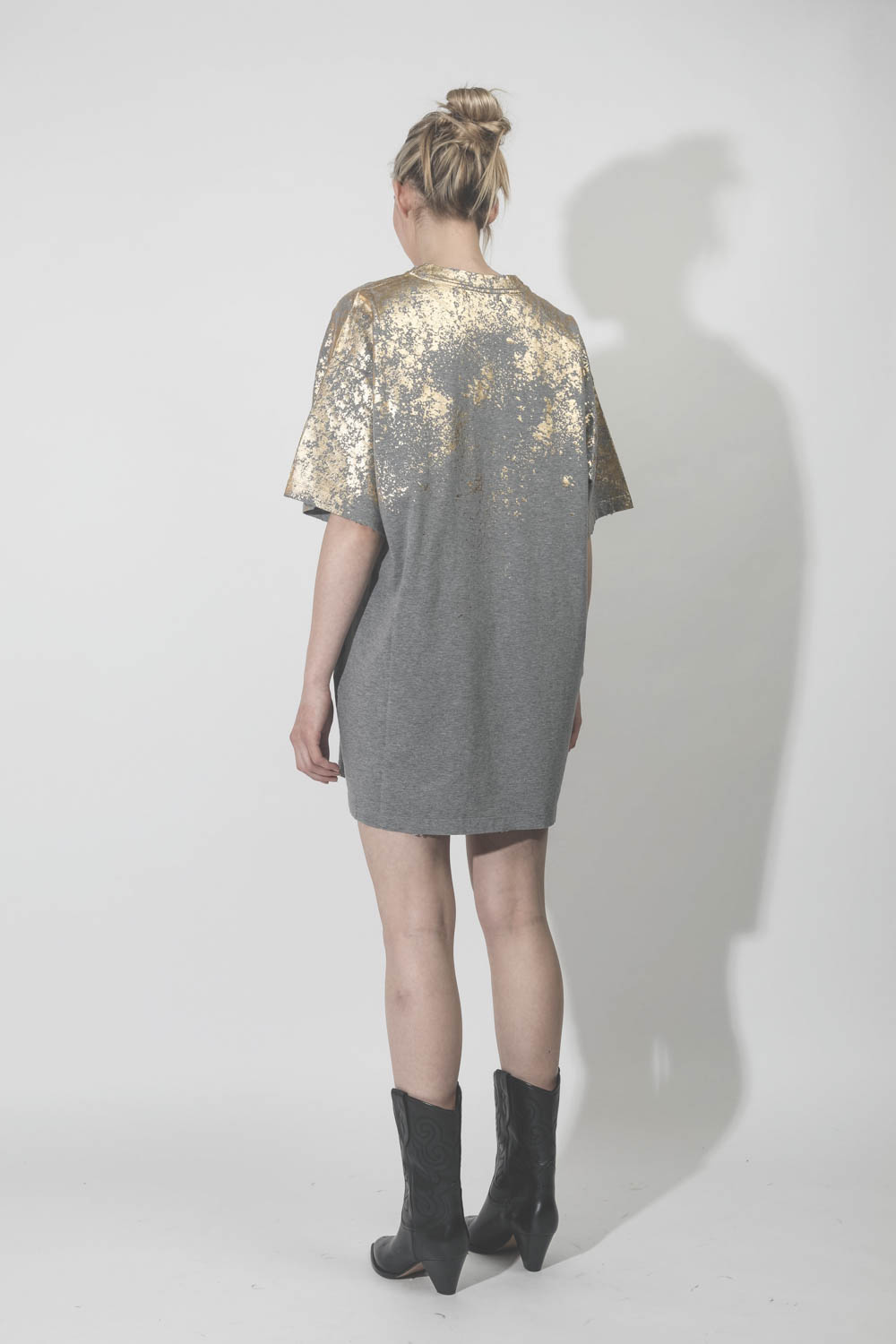 Robe tee-shirt gris chinée taches de peinture doré WS Tshirt University 60381 Golden Goose. Porté dos.