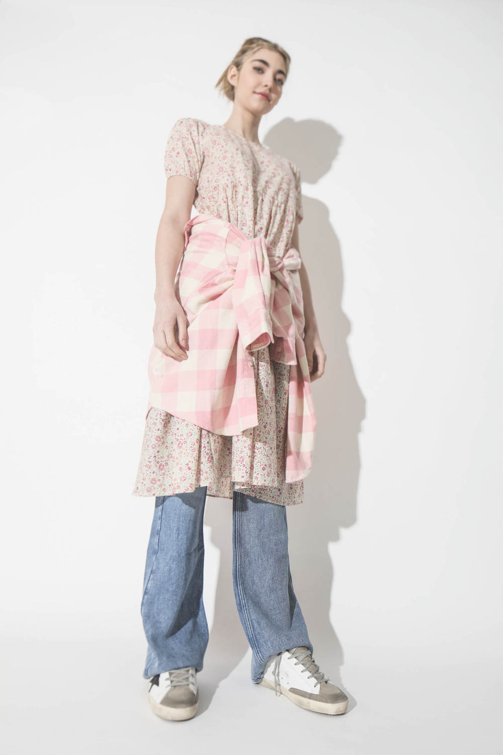 Robe mi-longue en coton imprimé fleurs Tiered Midi Pink Floral Denimist. Porté ceinturé.