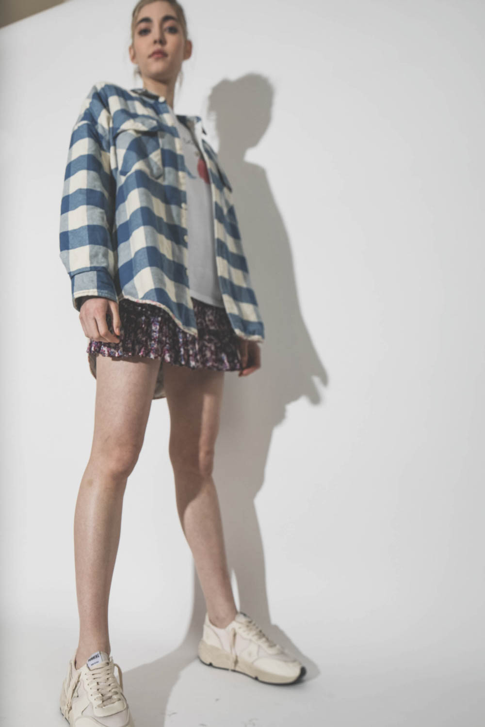 Mini-jupe à volants imprimée Naomi écru Isabel Marant Etoile. Porté profil avec une veste chemise à carreaux bleue.