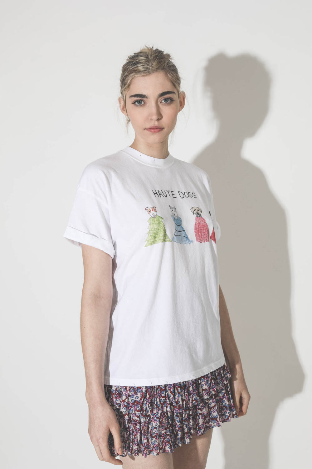 Tee-shirt en coton blanc message humoristique Haute Dogs Unifortunate Portrait. Gros plan.