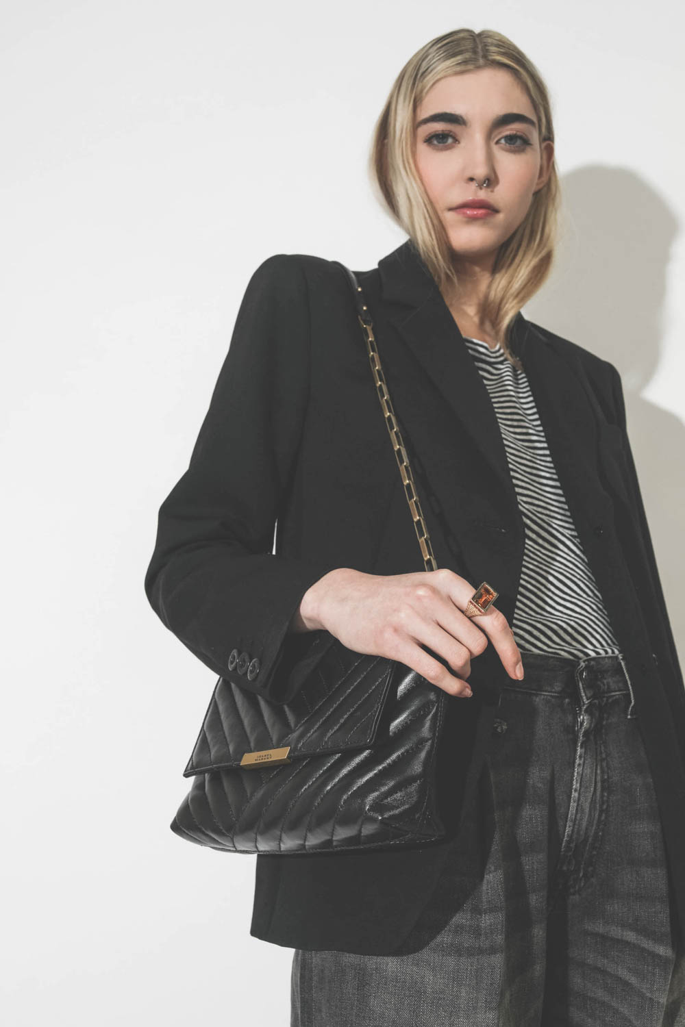 Sac en cuir noir chaine dorée Merine Isabel Marant. Porté profil. 