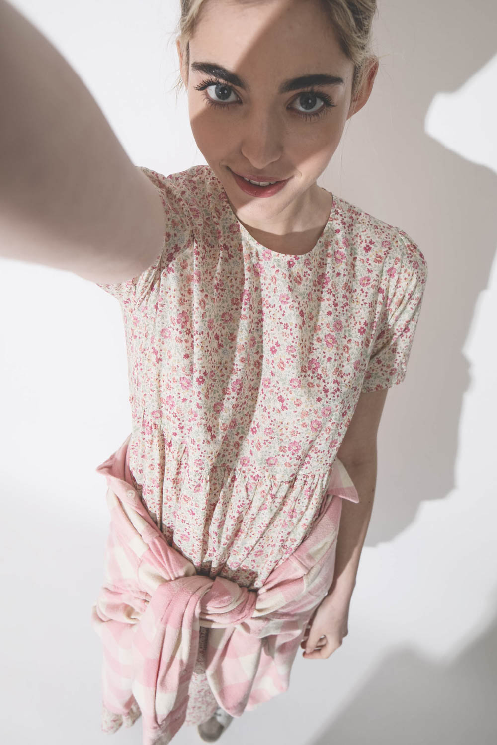 Robe mi-longue en coton imprimé fleurs Tiered Midi Pink Floral Denimist. Détail manches courtes.