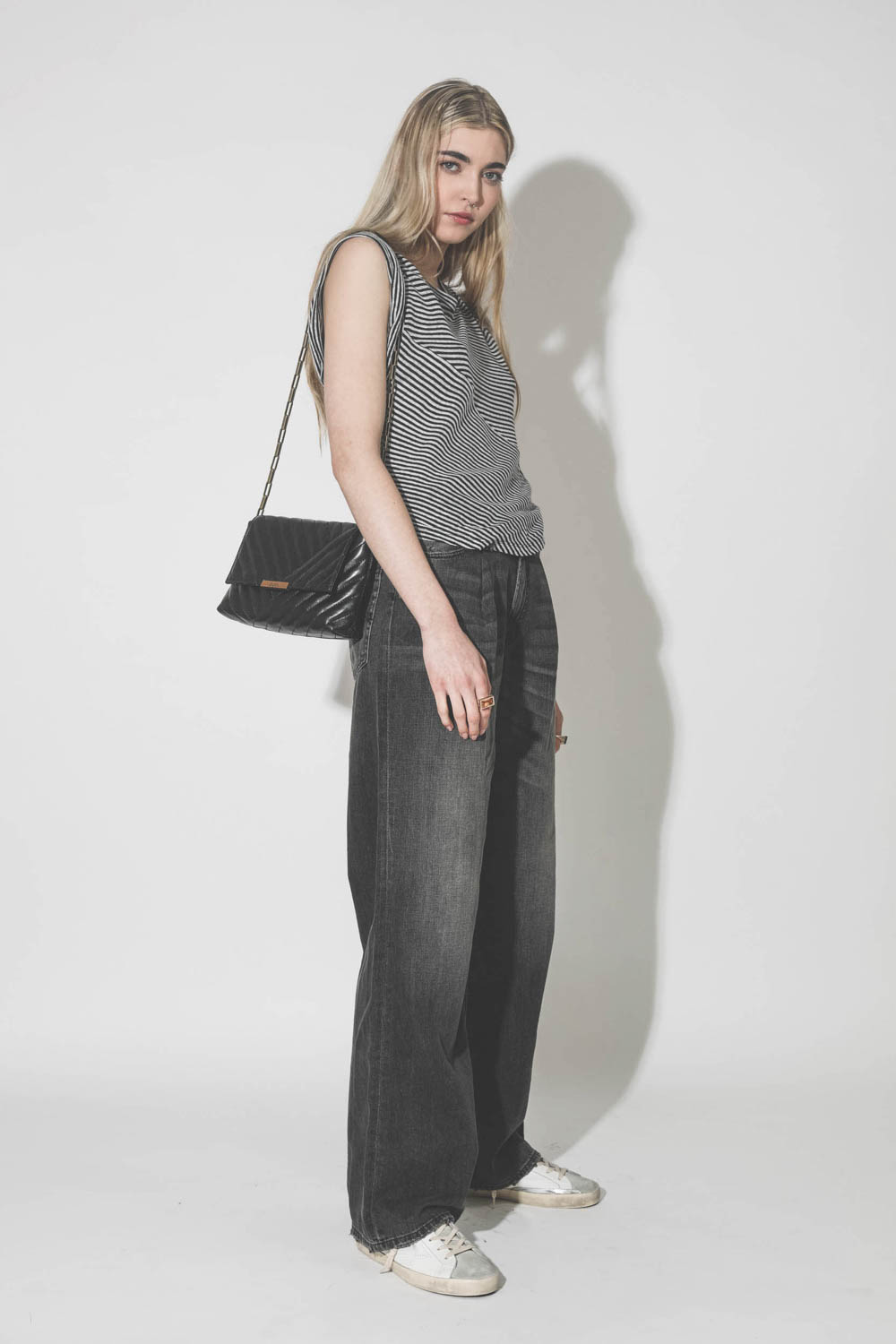 Jean fluide à pinces noir Damon Pleated Wide Led Ellery Black R13 Denim. Porté profil. 