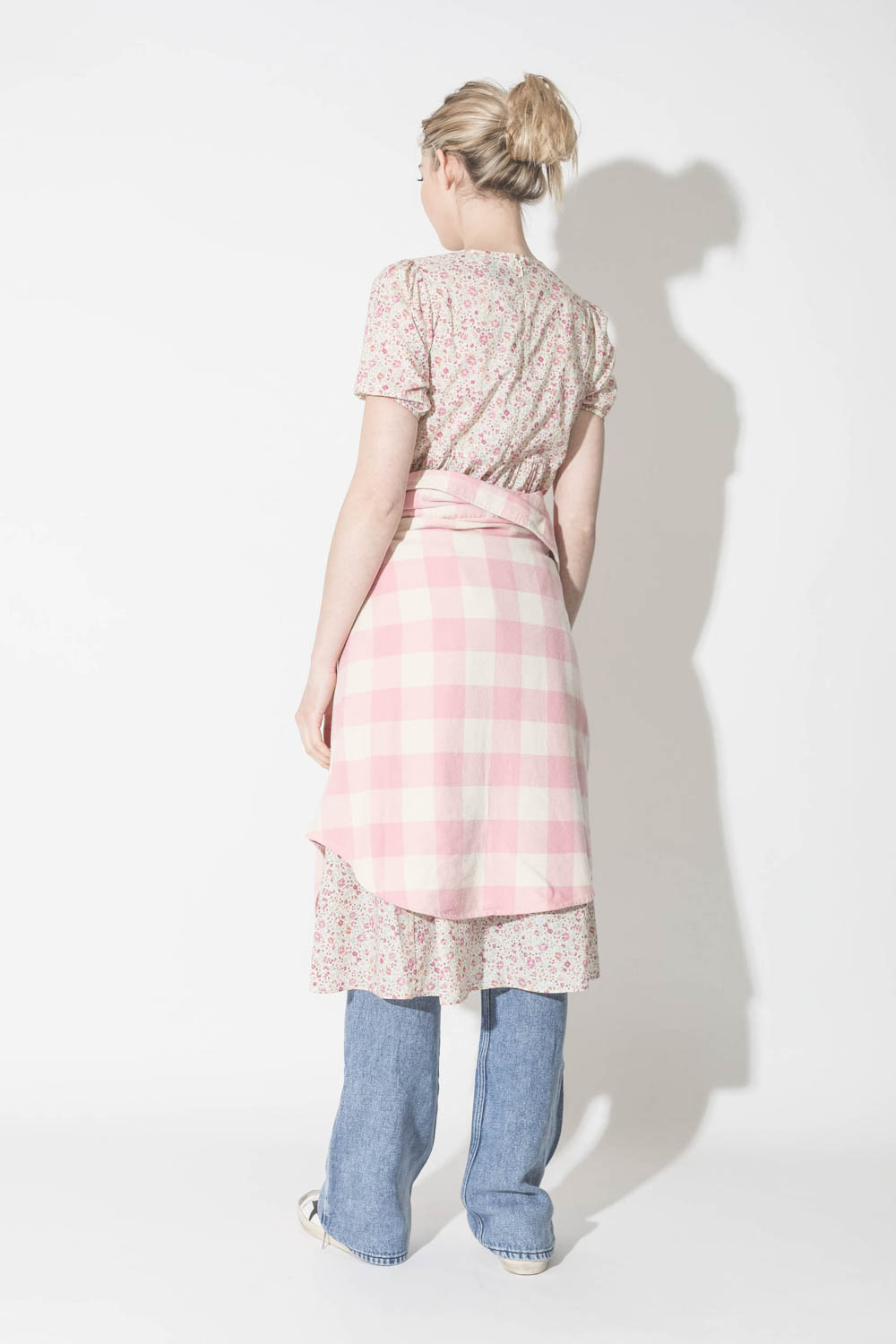 Robe mi-longue en coton imprimé fleurs Tiered Midi Pink Floral Denimist. Porté dos ceinturé.