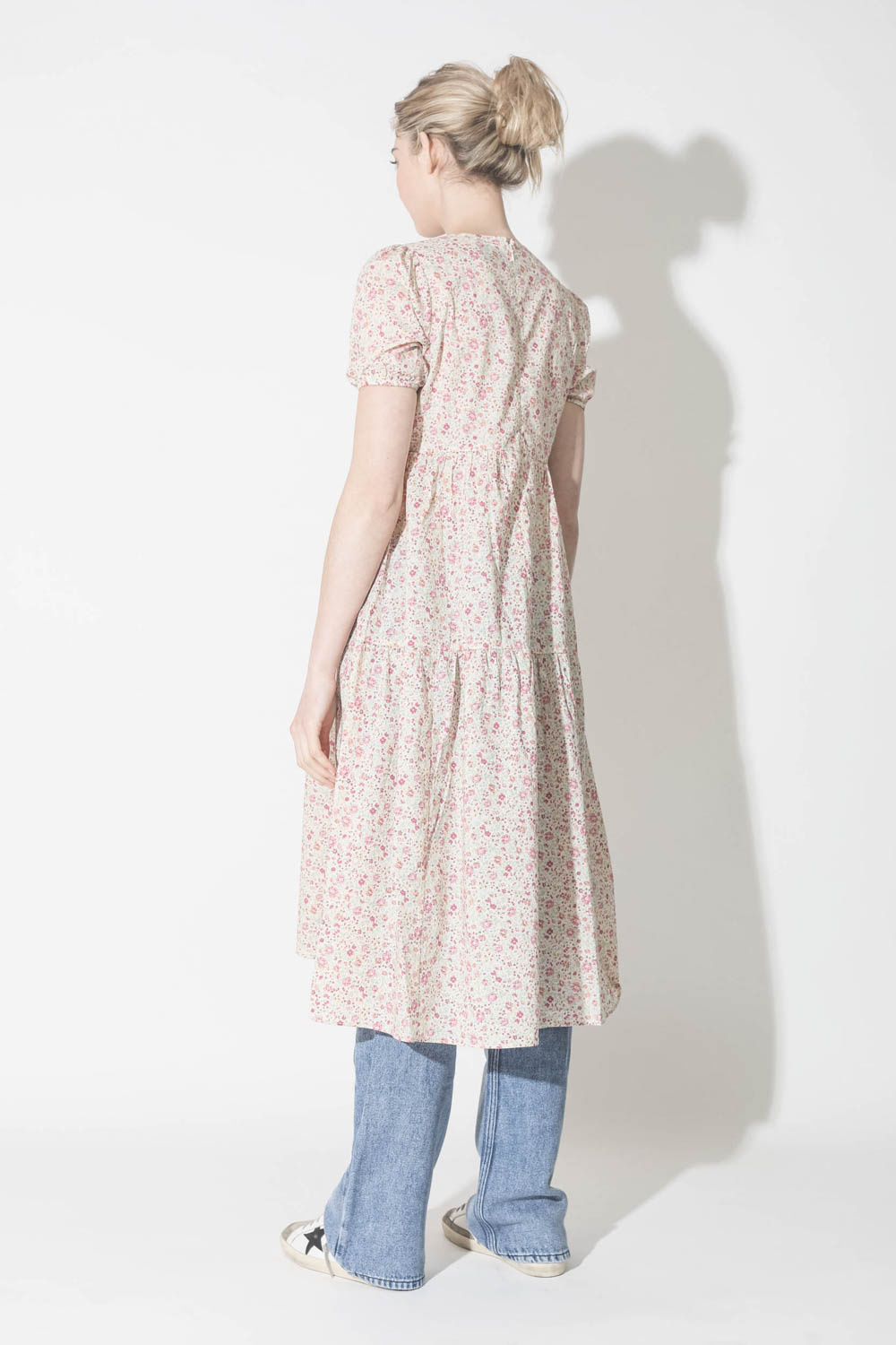 Robe mi-longue en coton imprimé fleurs Tiered Midi Pink Floral Denimist. Porté dos.