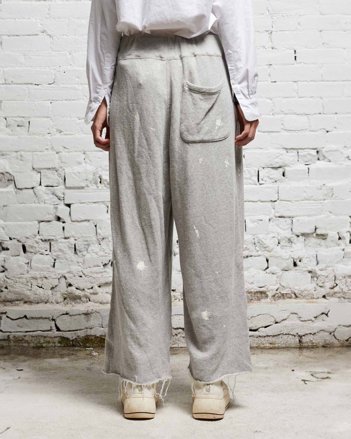 Bas de jogging loose gris chiné taches de peintures R13. Porté Dos. 