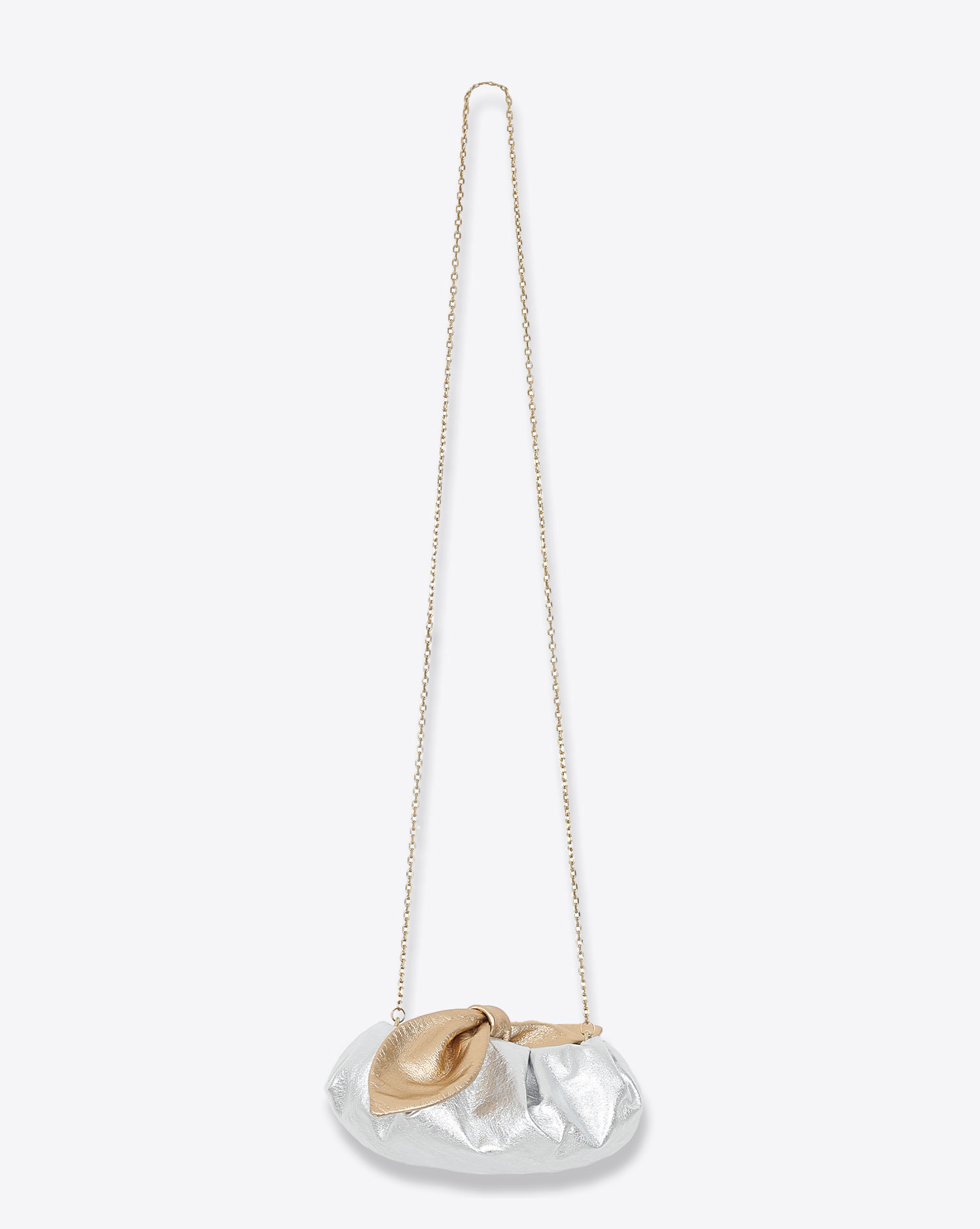 Mini sac bandoulière en cuir lamé argent noeud lamé doré Rory William Docherty. Porté épaule. 