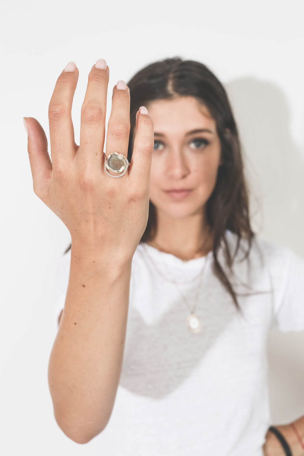 Produit Bague en or jaune 9 carats diamants et labradorite Gaïa Pascale Monvoisin. Porté.