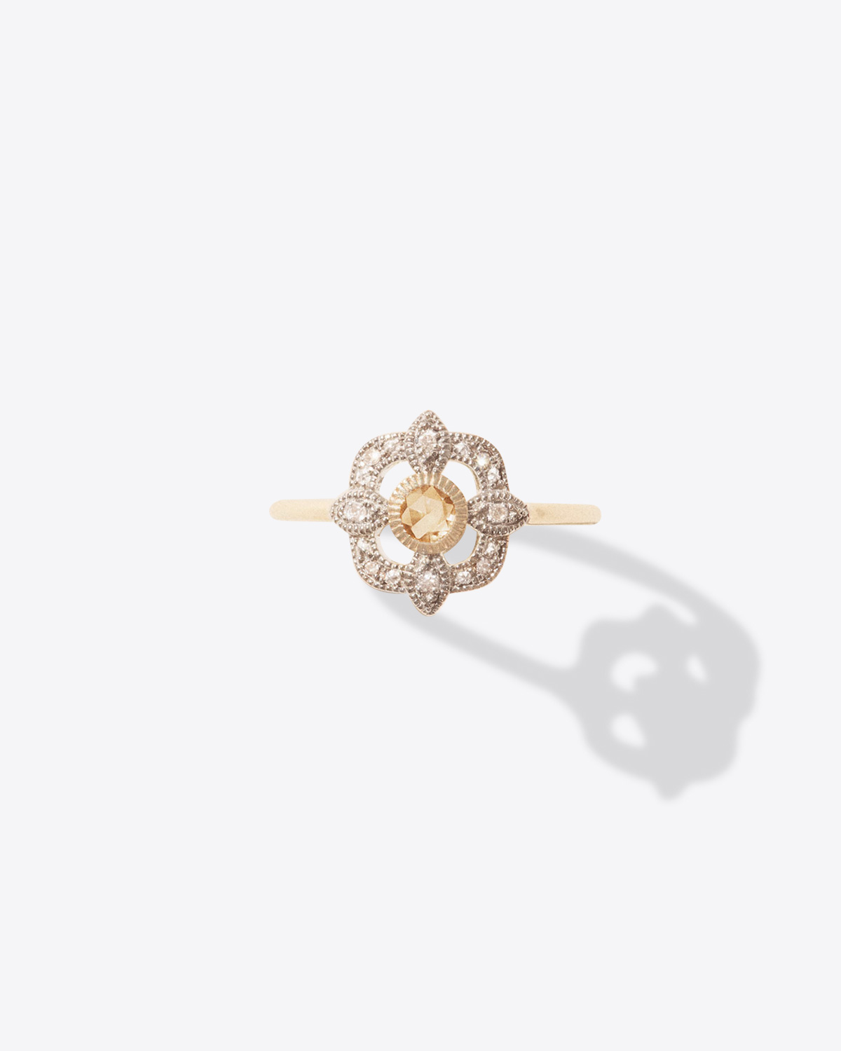 Produit Bague en or jaune et argent pavée de diamants dans un style ancien Bettina Pascale Monvoisin. Face.