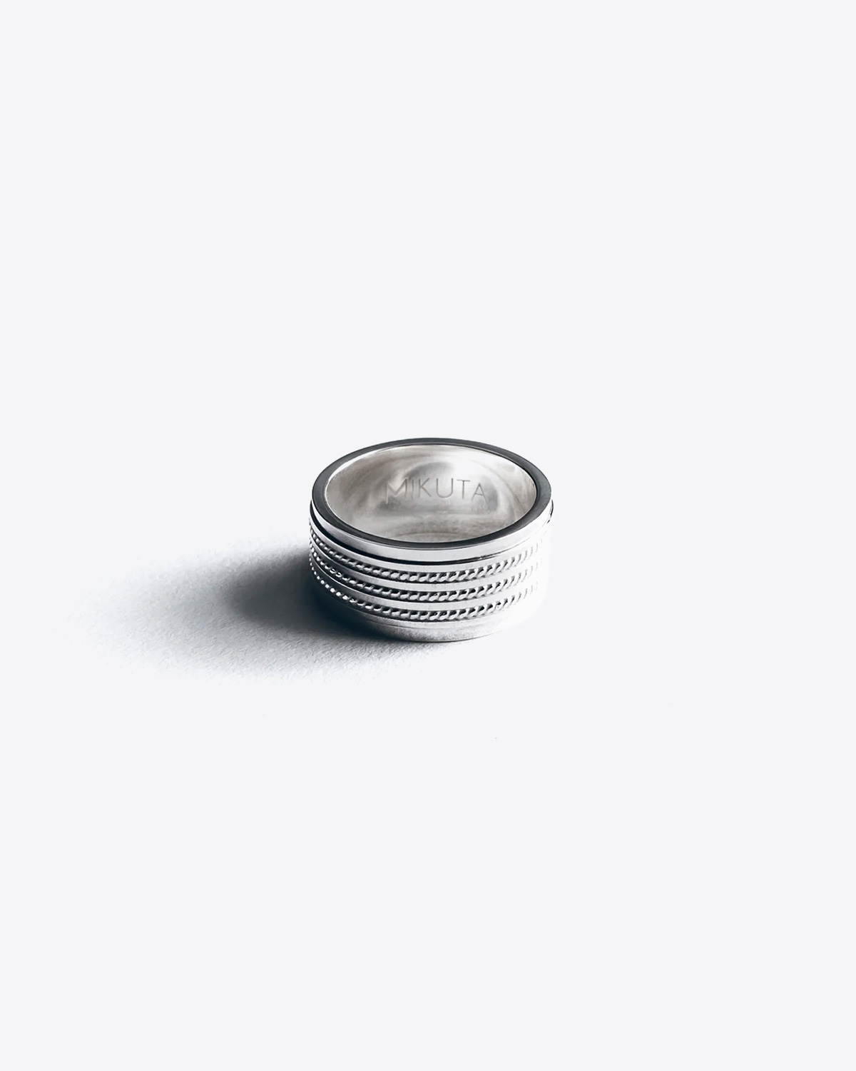 Produit Bague tressée en argent Mikuta. Vue de l'intérieur signature gravée Mikuta.