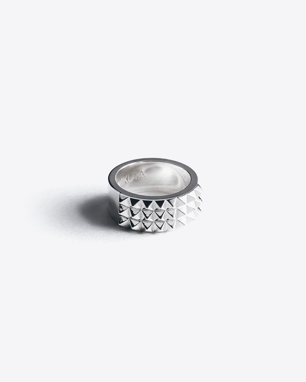 Produit Bague pointes en argent Mikuta. Vue de profil. Signature gravée Mikuta à l'intérieur de la bague.