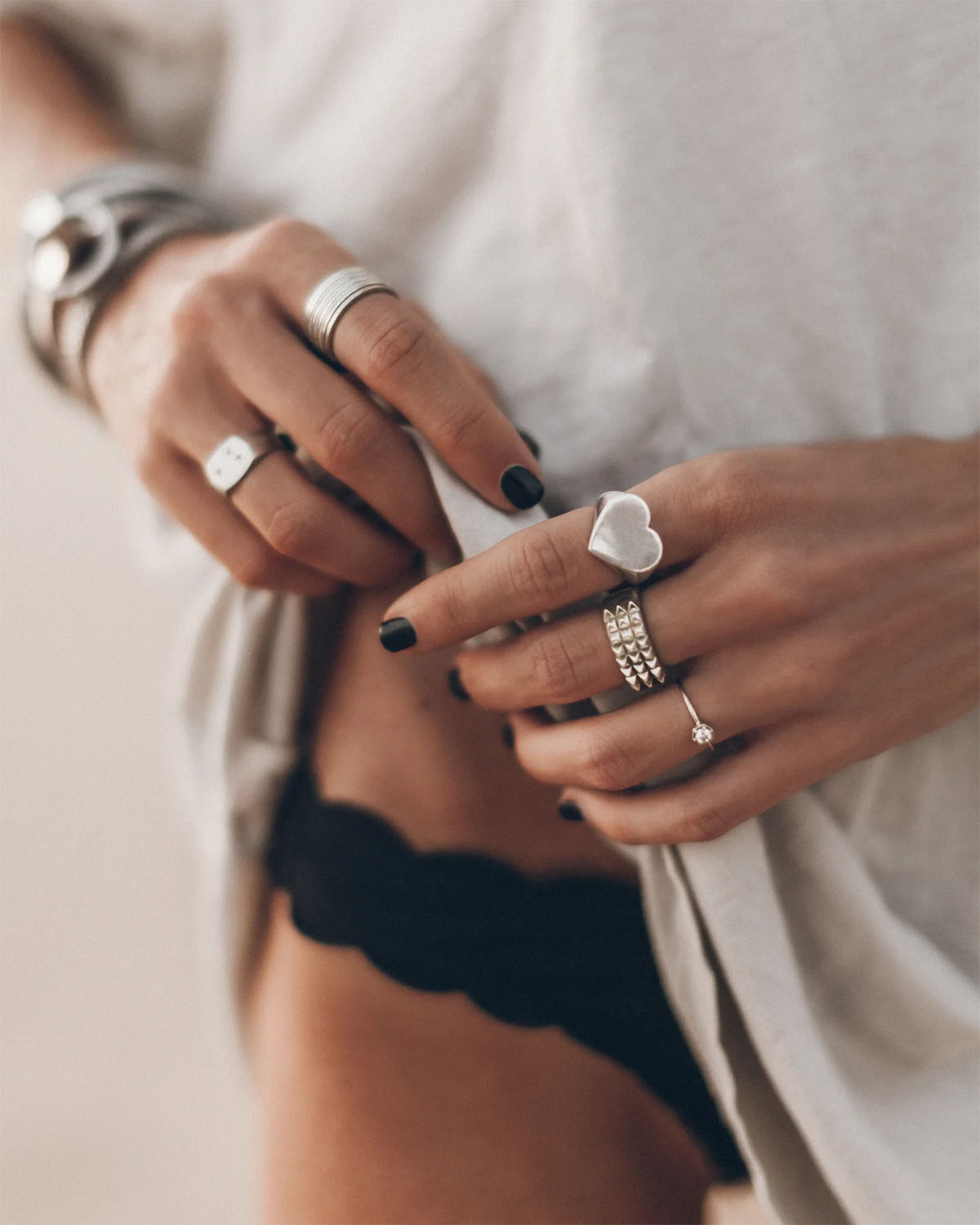 Bague pointes en argent Mikuta. Porté au majeur en accumulation.