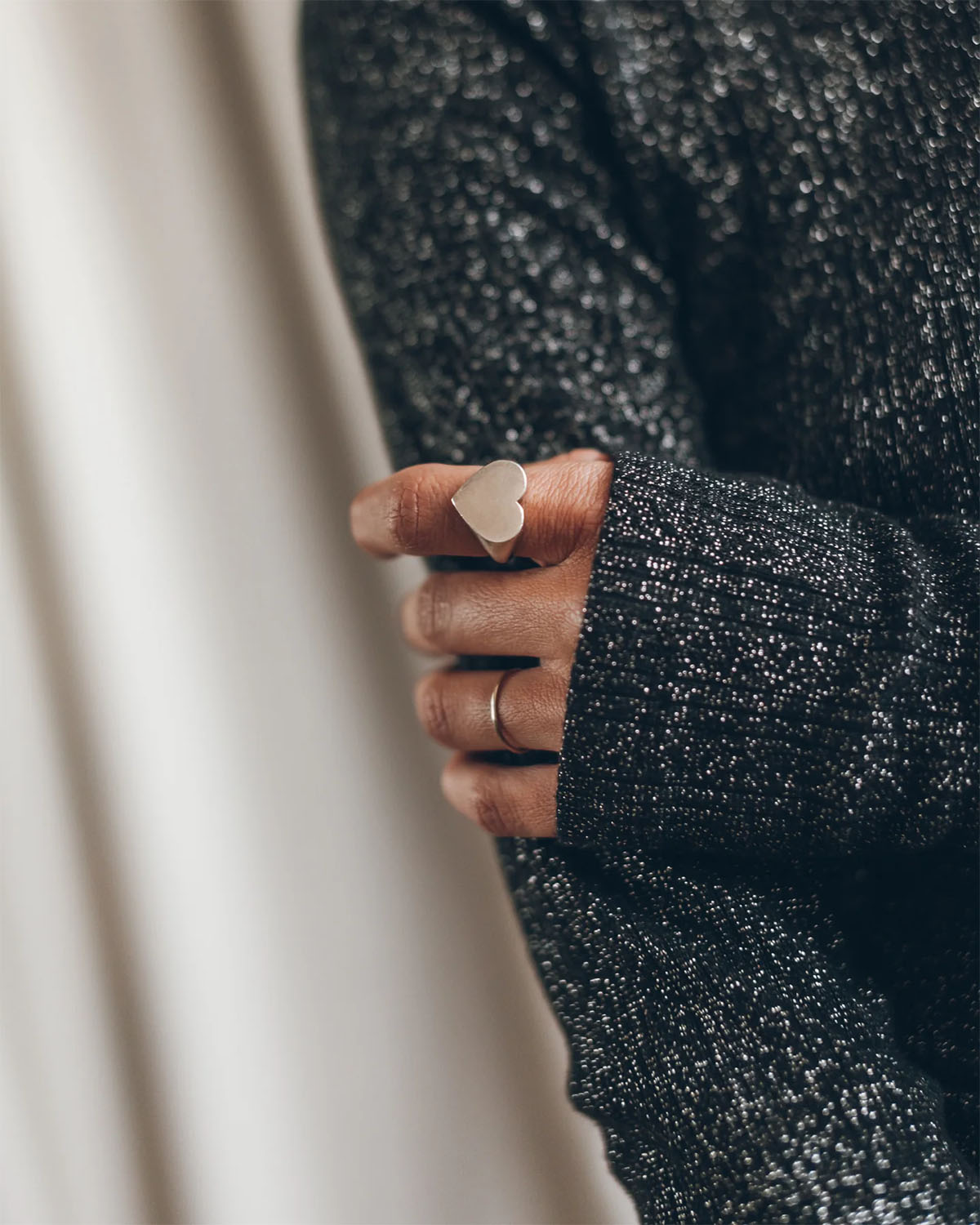 Bague coeur en argent Mikuta. Porté à l'index.