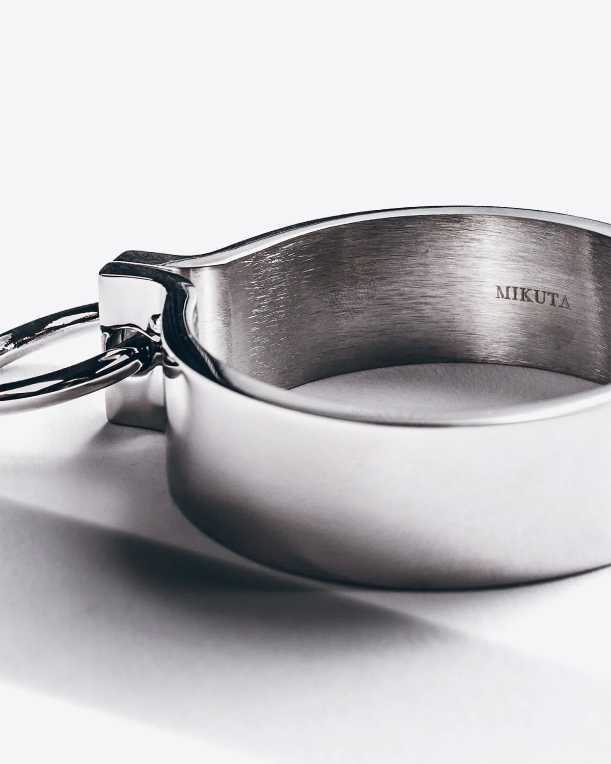 Produit Bracelet manchette en argent avec une fermeture aimant et un anneau Mikuta. Détail de la signature gravée Mikuta à l'intérieur du bracelet.