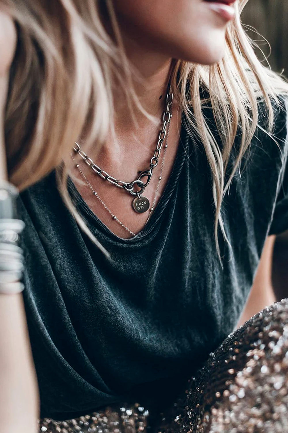 Produit Collier chaine en argent médaille gravée Fuck Off Mikuta. Porté par la créatrice. 