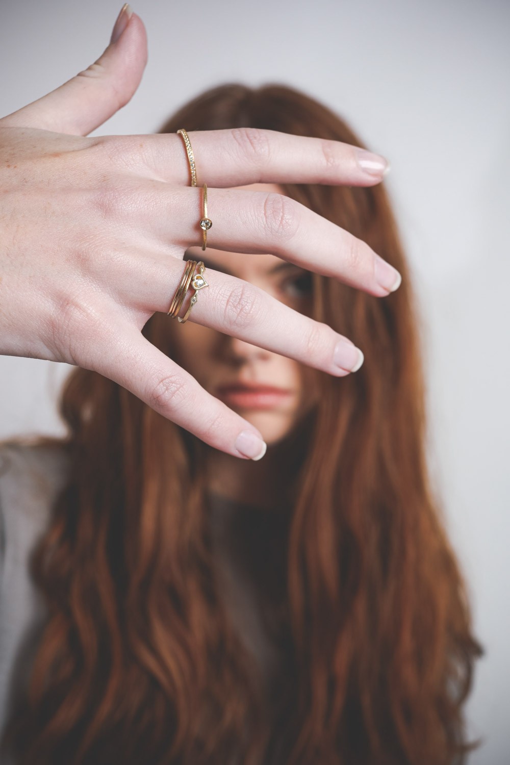 Image du produit Feidt Bague Ouverte Martelée Grand Modèle – Or Jaune 9K et Saphirs Blancs  - 4