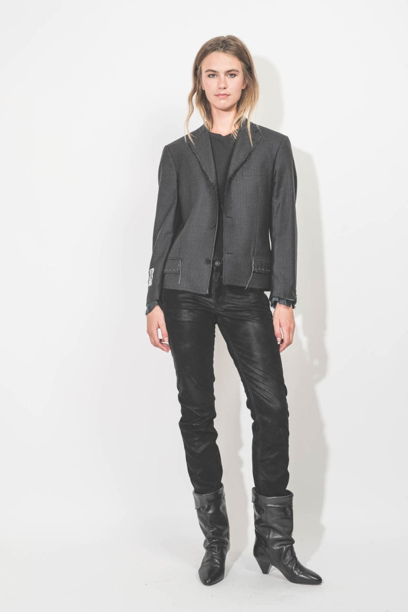 Blazer court en laine froide upcycl&eacute;e, cr&eacute;ation unique de Yekaterina Ivankova port&eacute;e de face.