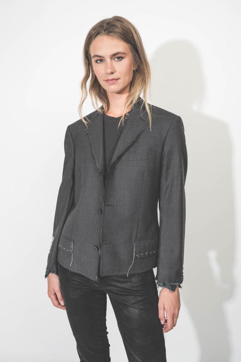 Veste courte en laine froide, pi&egrave;ce upcycl&eacute;e et customis&eacute;e par Yekaterina Ivankova port&eacute;e de face.