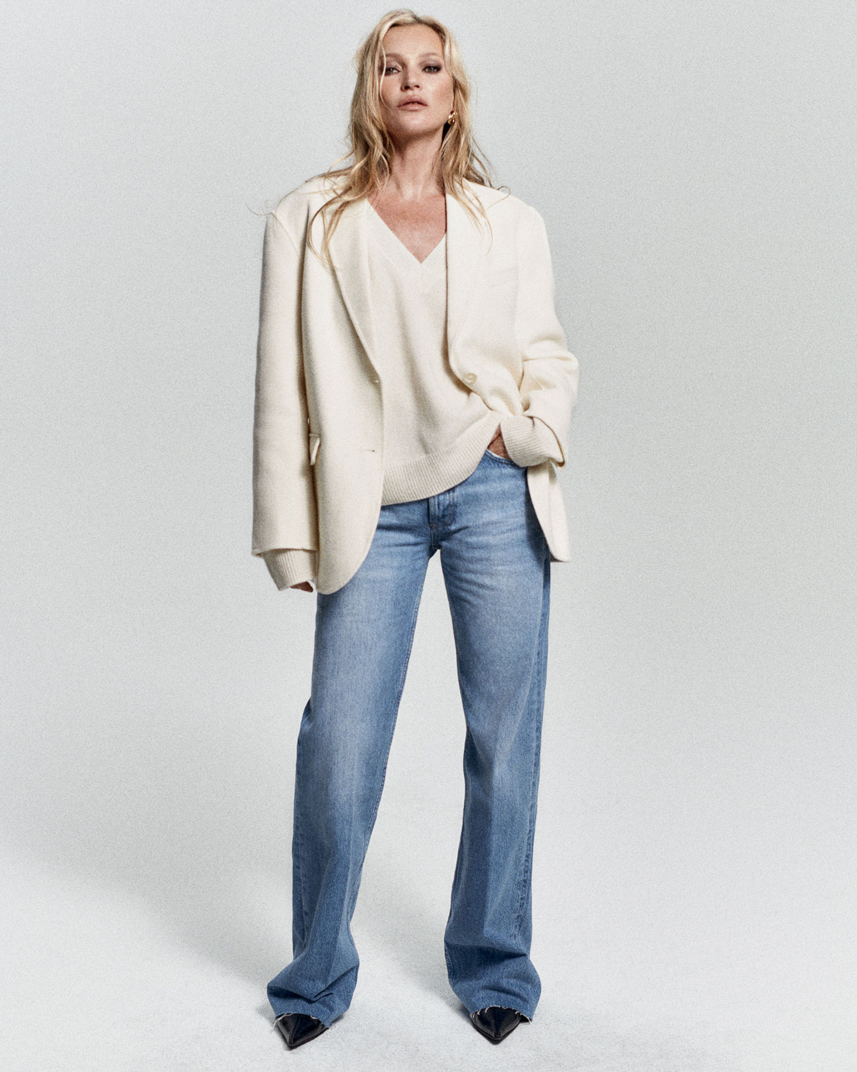 Pull col V en cachemire écru Lee Anine Bing. Porté sous un blazer écru par Kate Moss photographiée par Chris Colls. 