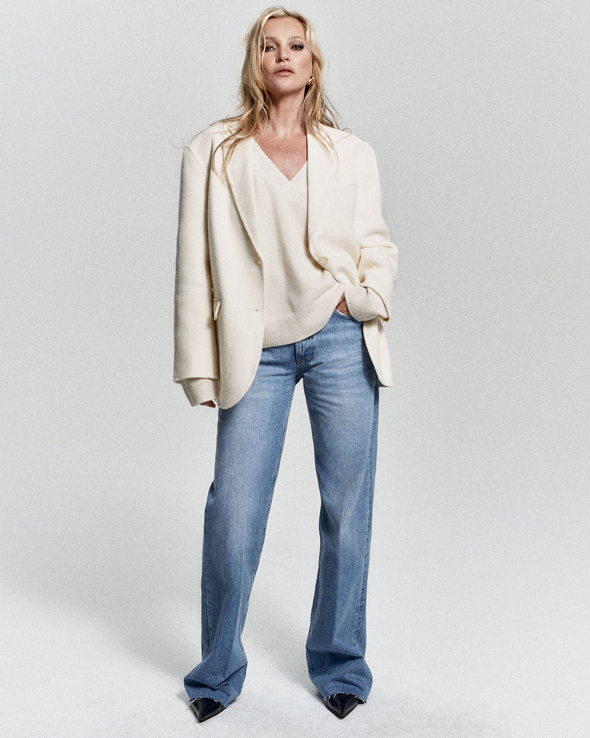 Jean taille haute long évasé en denim bleu ciel Hugh Panama blue Anine Bing. Porté par Kate Moss avec un blazer en laine et cachemire écru. 