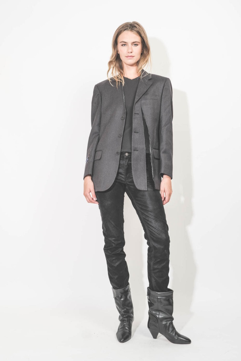 Veste longue anthracite en laine froide, customisée et upcyclée par Yekaterina Ivankova portée de face.