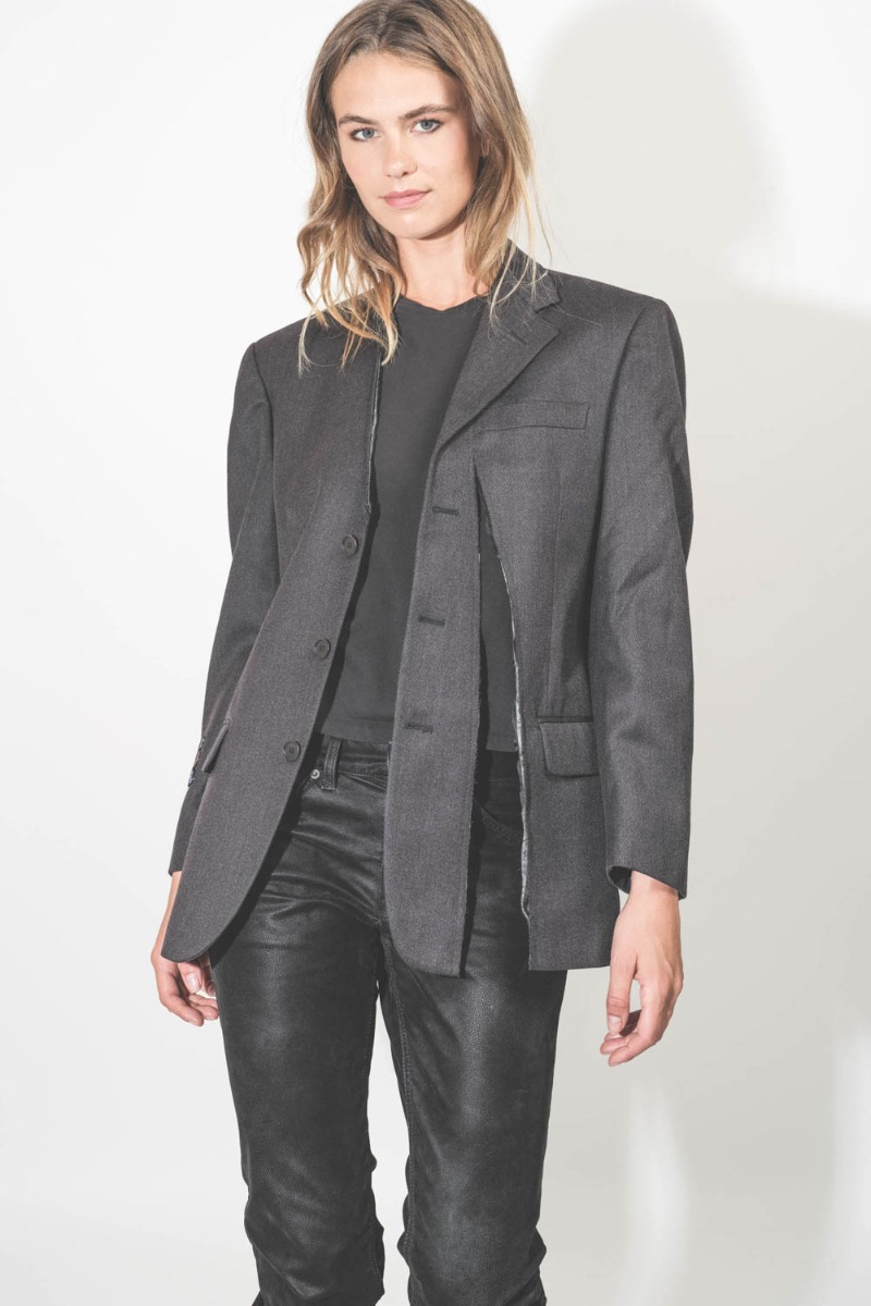Veste longue anthracite en laine froide, customisée et upcyclée par Yekaterina Ivankova portée avec un jean noir en faux cuir.