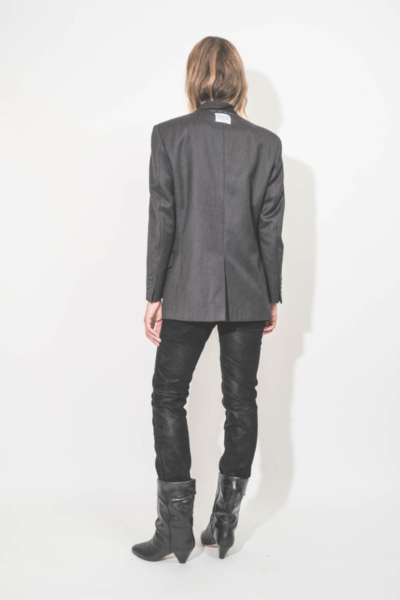 Veste longue anthracite en laine froide, customisée et upcyclée par Yekaterina Ivankova portée de dos.