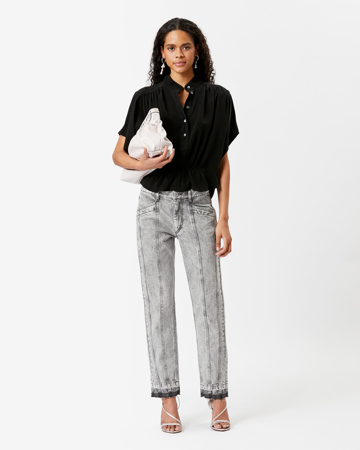 Top blouse court manches courtes en viscose noir Azalea Isabel Marant Etoile. Porté avec un jean gris. 