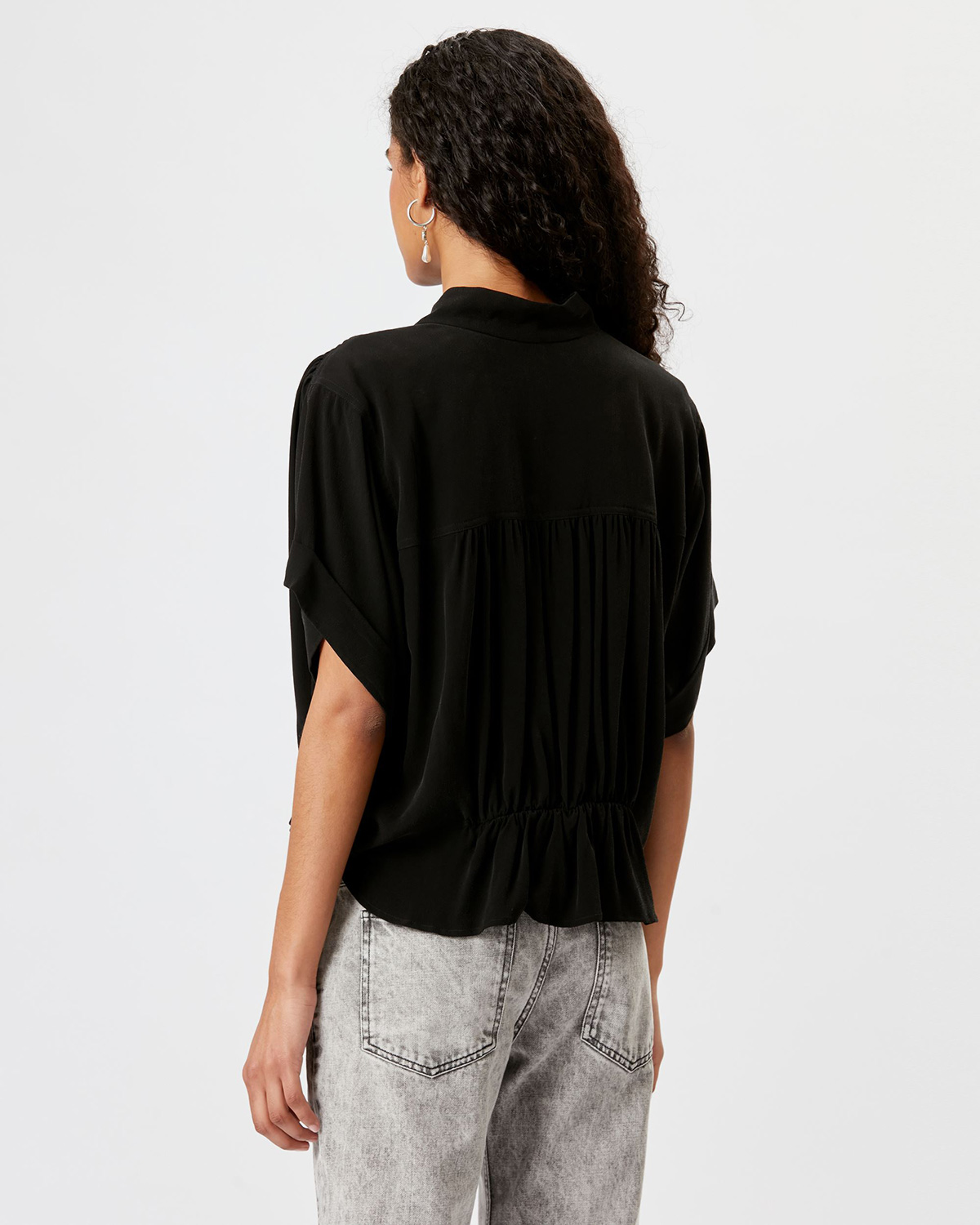 Top blouse court manches courtes en viscose noir Azalea Isabel Marant Etoile. Porté de dos.