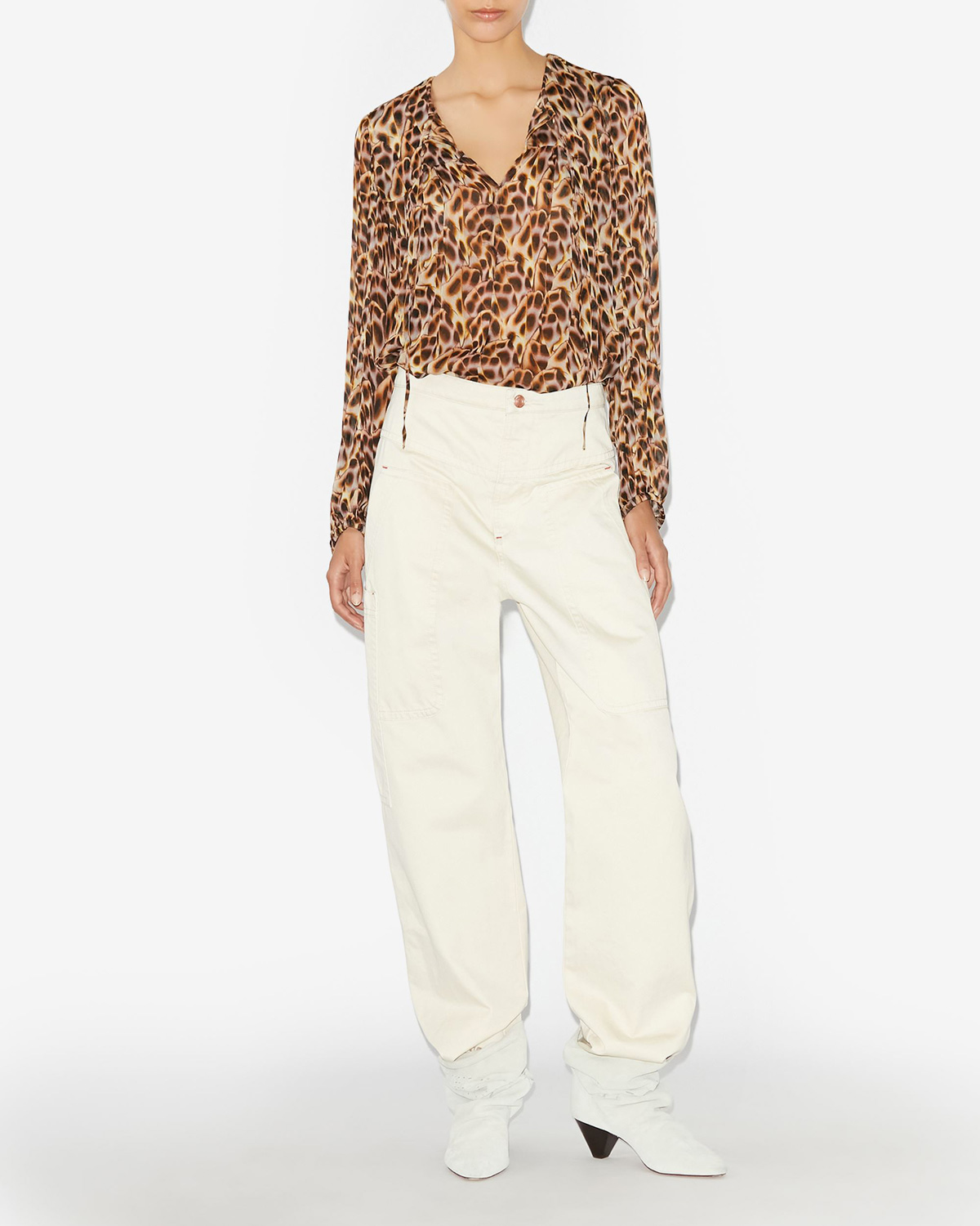 Blouse en viscose fluide imprimée ochre Daytonea Isabel Marant Etoile. Porté avec un pantalon écru. 