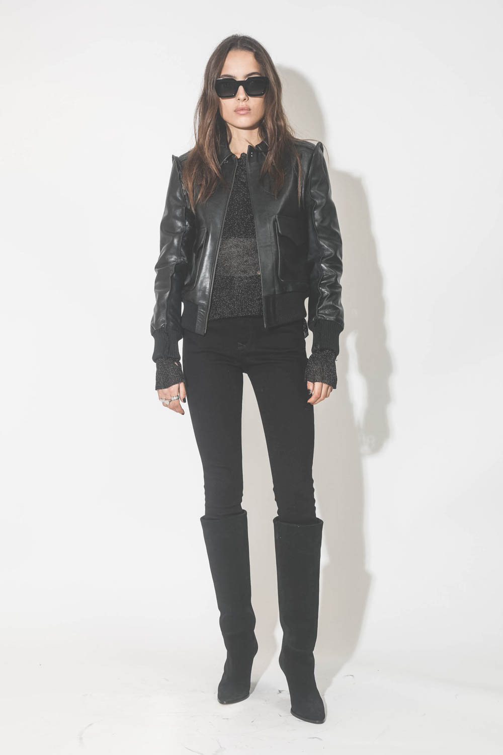 Blouson en cuir brillant noir R13. Porté de face.