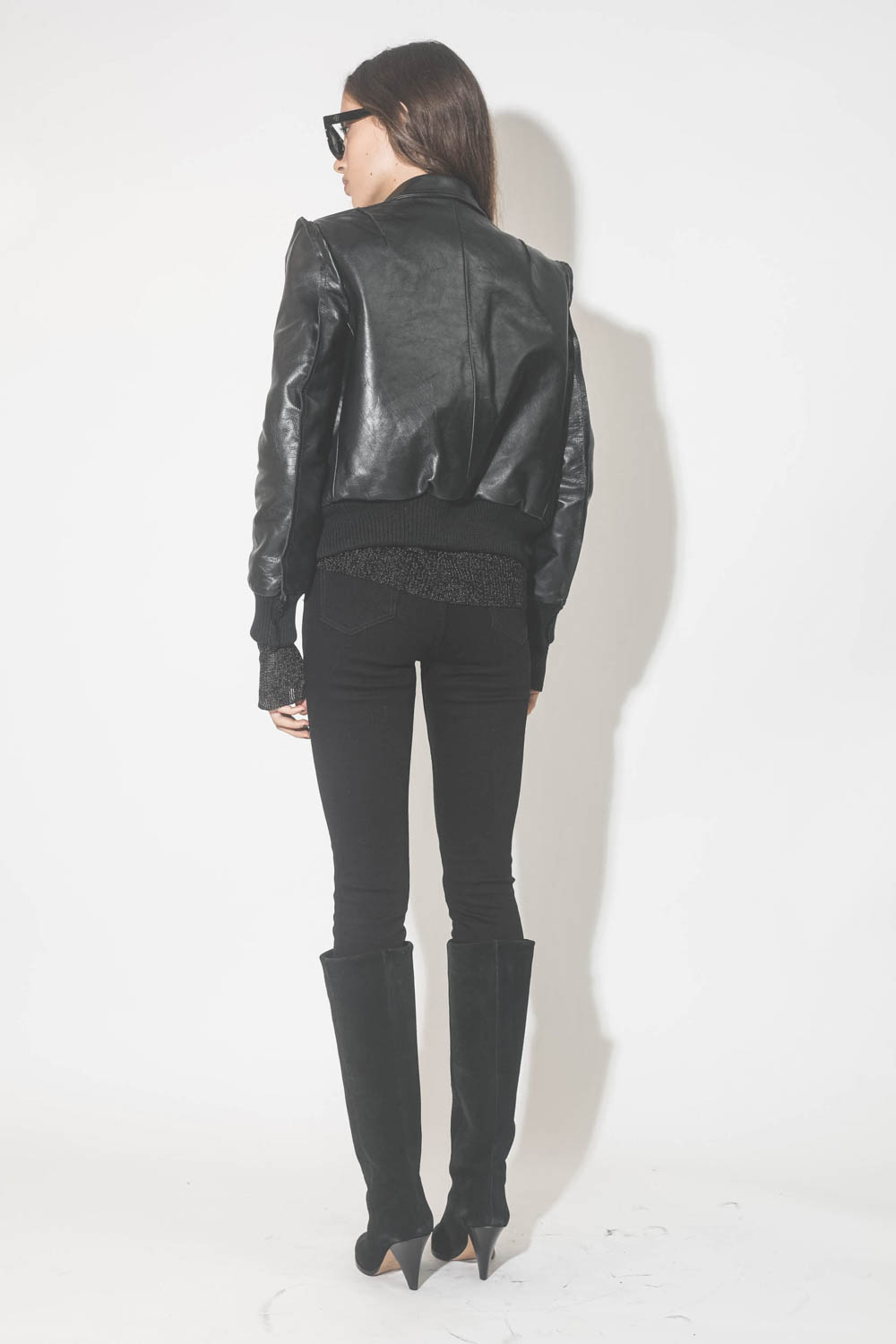Blouson en cuir brillant noir R13. Porté de dos.