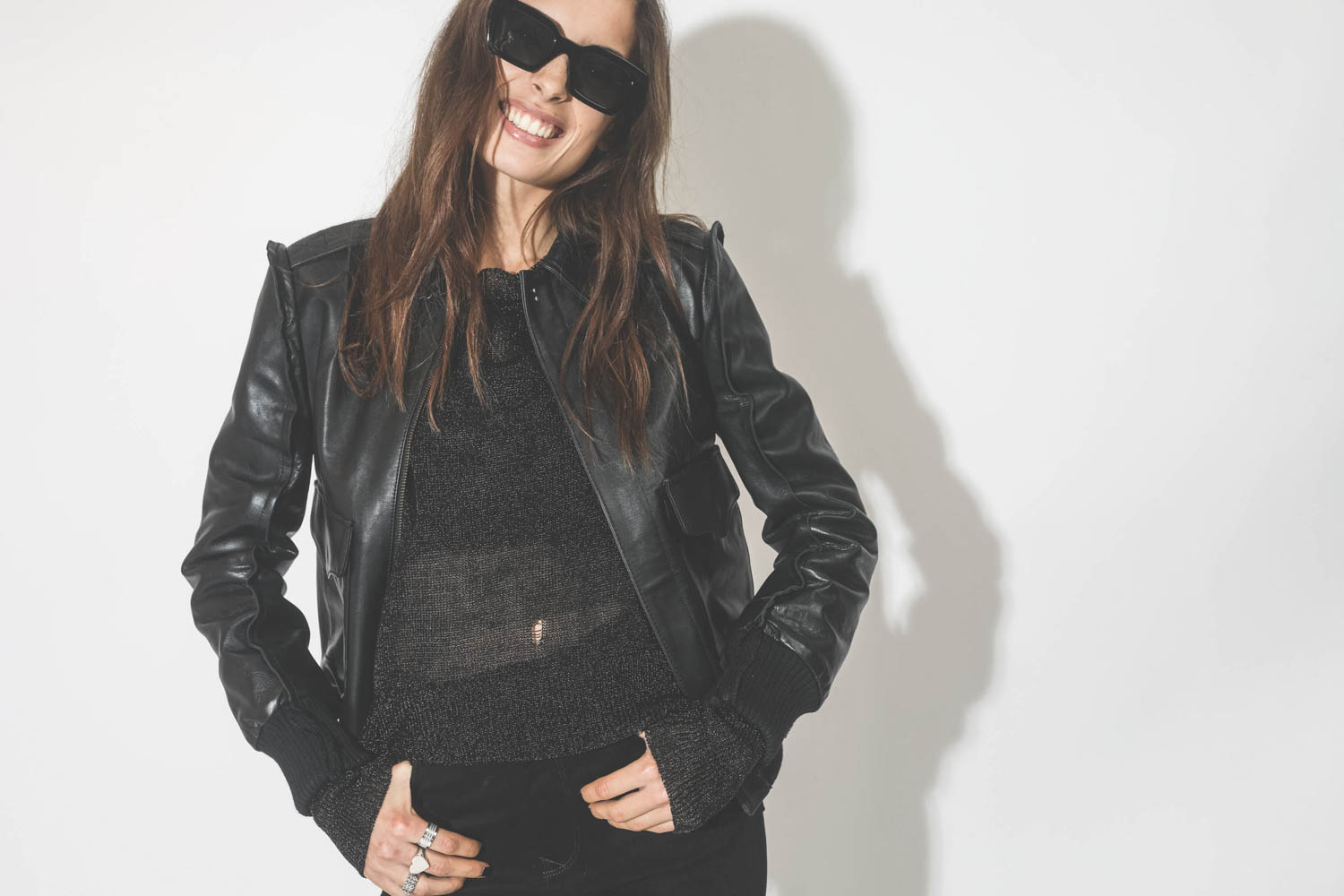Blouson en cuir brillant noir R13. Porté avec le sourire.