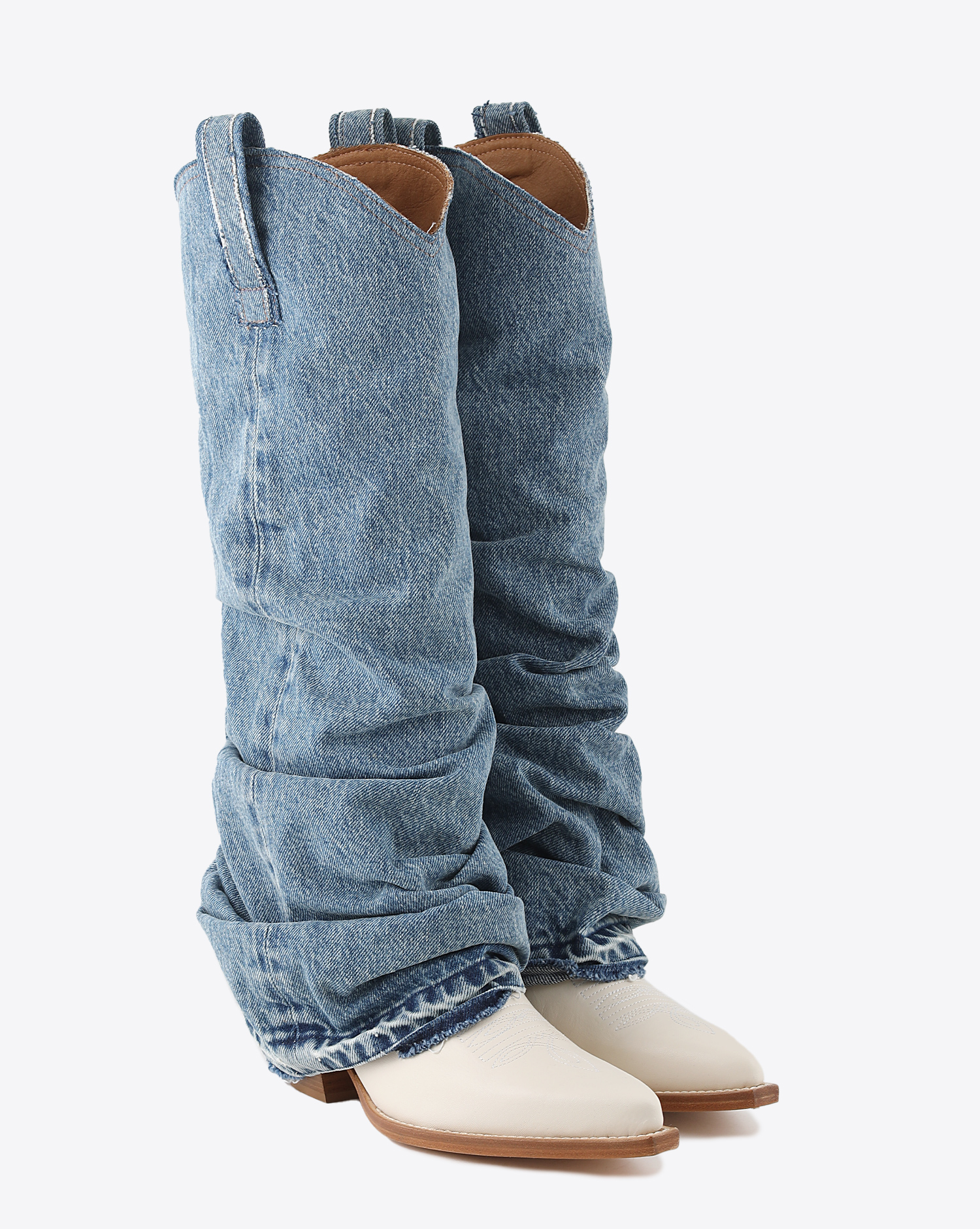 Bottes santiags cowboy en cuir blanc et denim r13. Face.