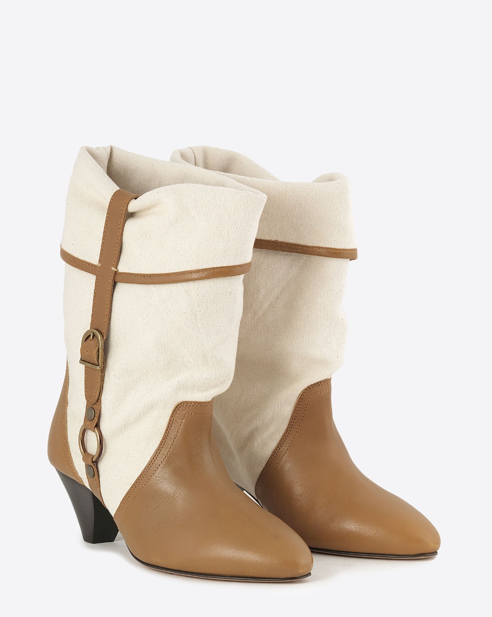 Boots Darner Buckle Isabel Marant en toile écru et en cuir chataigne. Vue de face.