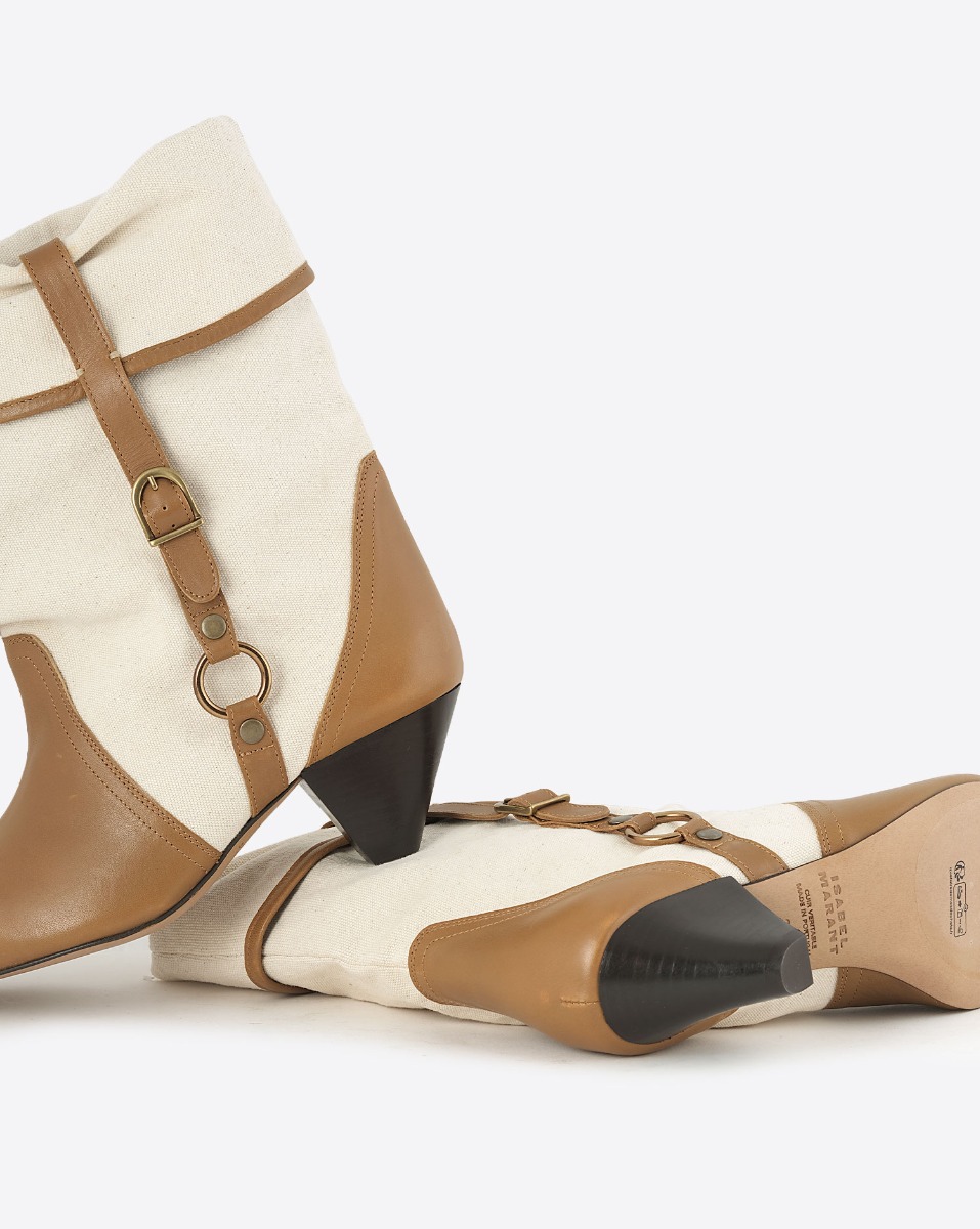 Boots Darner Buckle Isabel Marant en toile écru et en cuir chataigne. Détail de la sangle sur la tige.
