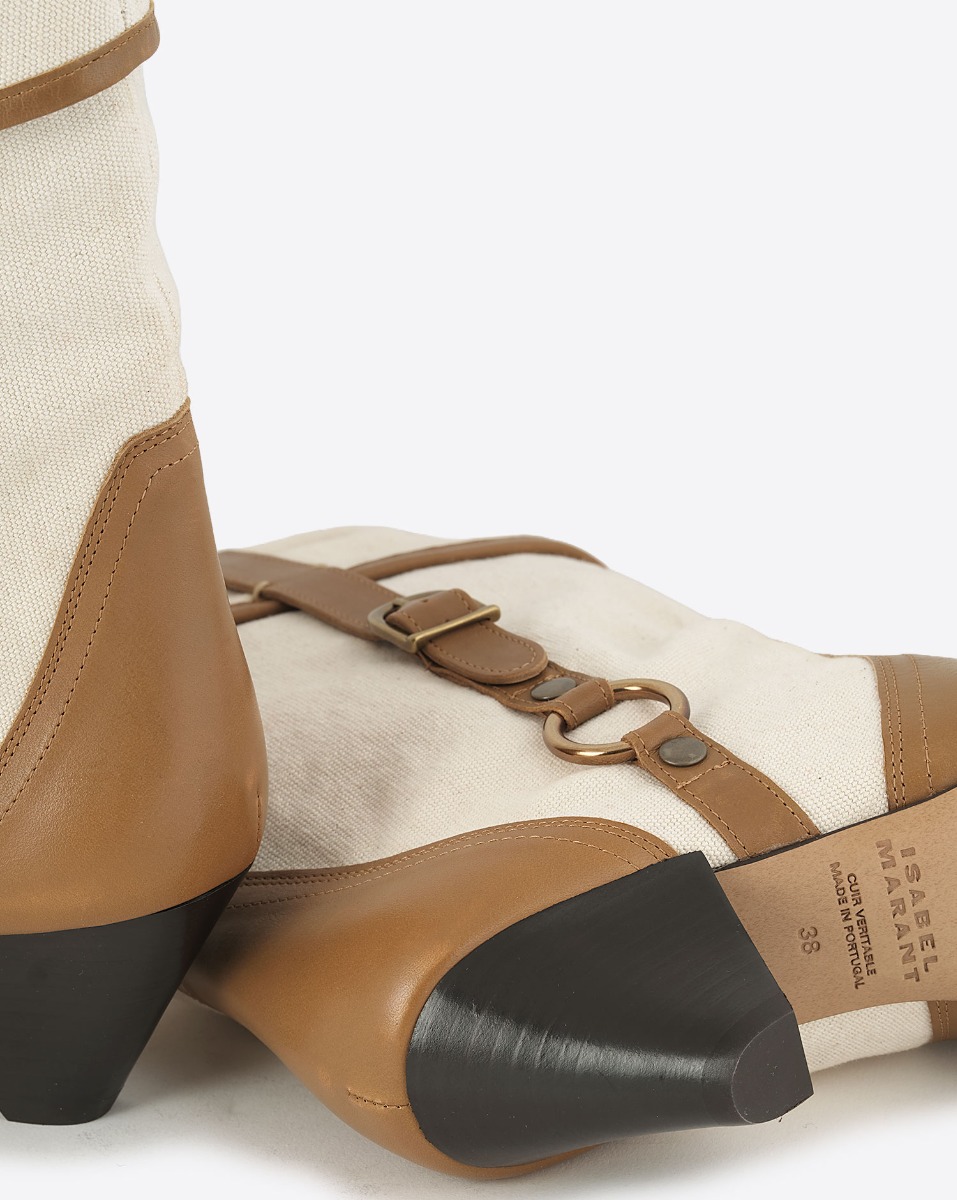 Boots Darner Buckle Isabel Marant en toile écru et en cuir chataigne. Détail des talons biseautés. 