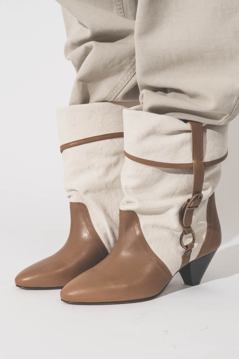Boots Darner Buckle Isabel Marant en toile écru et en cuir chataigne, portées de profil.