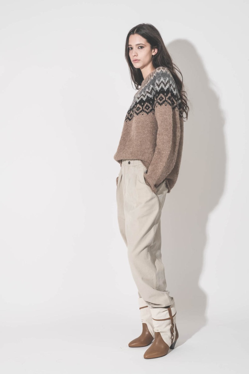 Boots Darner Buckle Isabel Marant en toile écru et en cuir chataigne, portées de profil avec un pantalon large beige Isabel Marant Étoile.