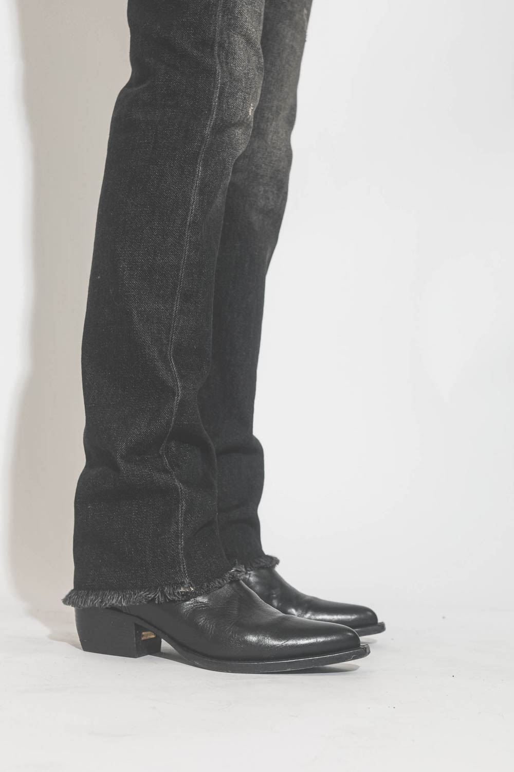 Boots santiags en cuir noir Debbie Beatles Golden Goose. Porté avec un jeans slim droit noir.