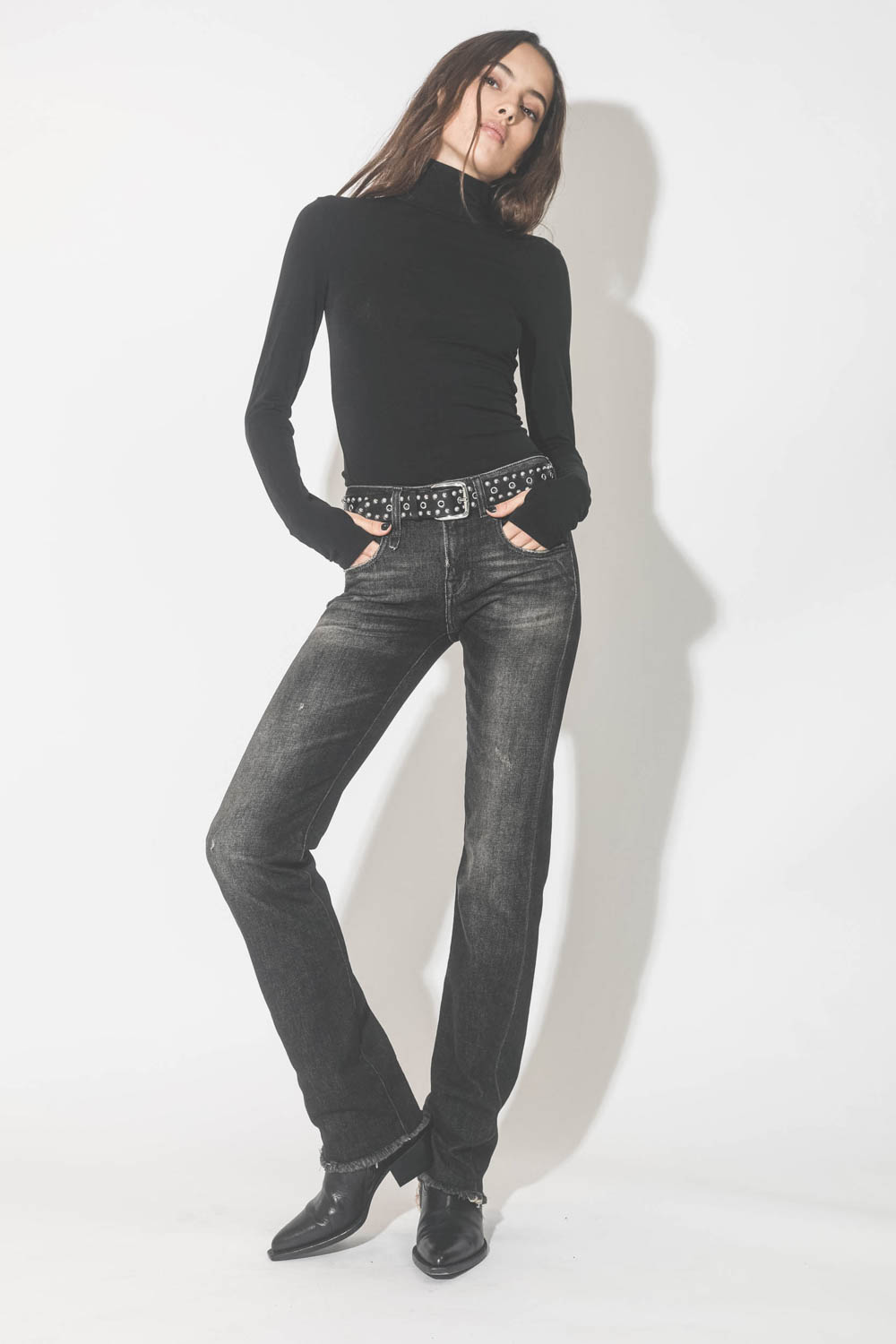 Boots santiags en cuir noir Debbie Beatles Golden Goose. Porté avec un jeans slim long. 
