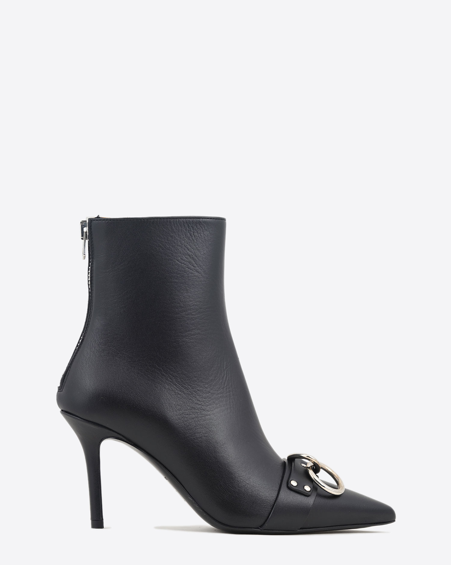 Boots à talons en cuir noir zip dos anneau argent devant R13. Profil. 