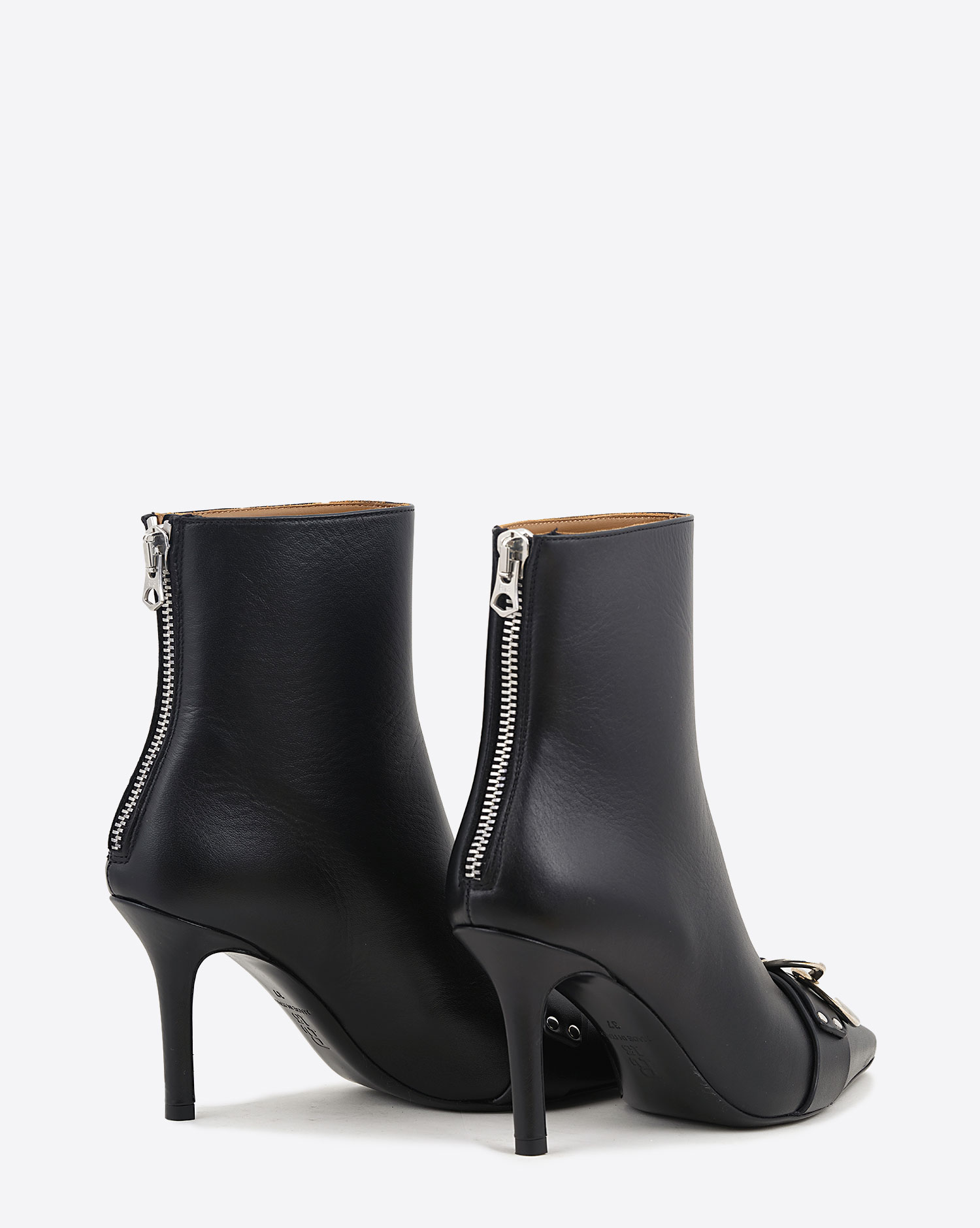 Boots à talons en cuir noir zip dos anneau argent devant R13. Dos.