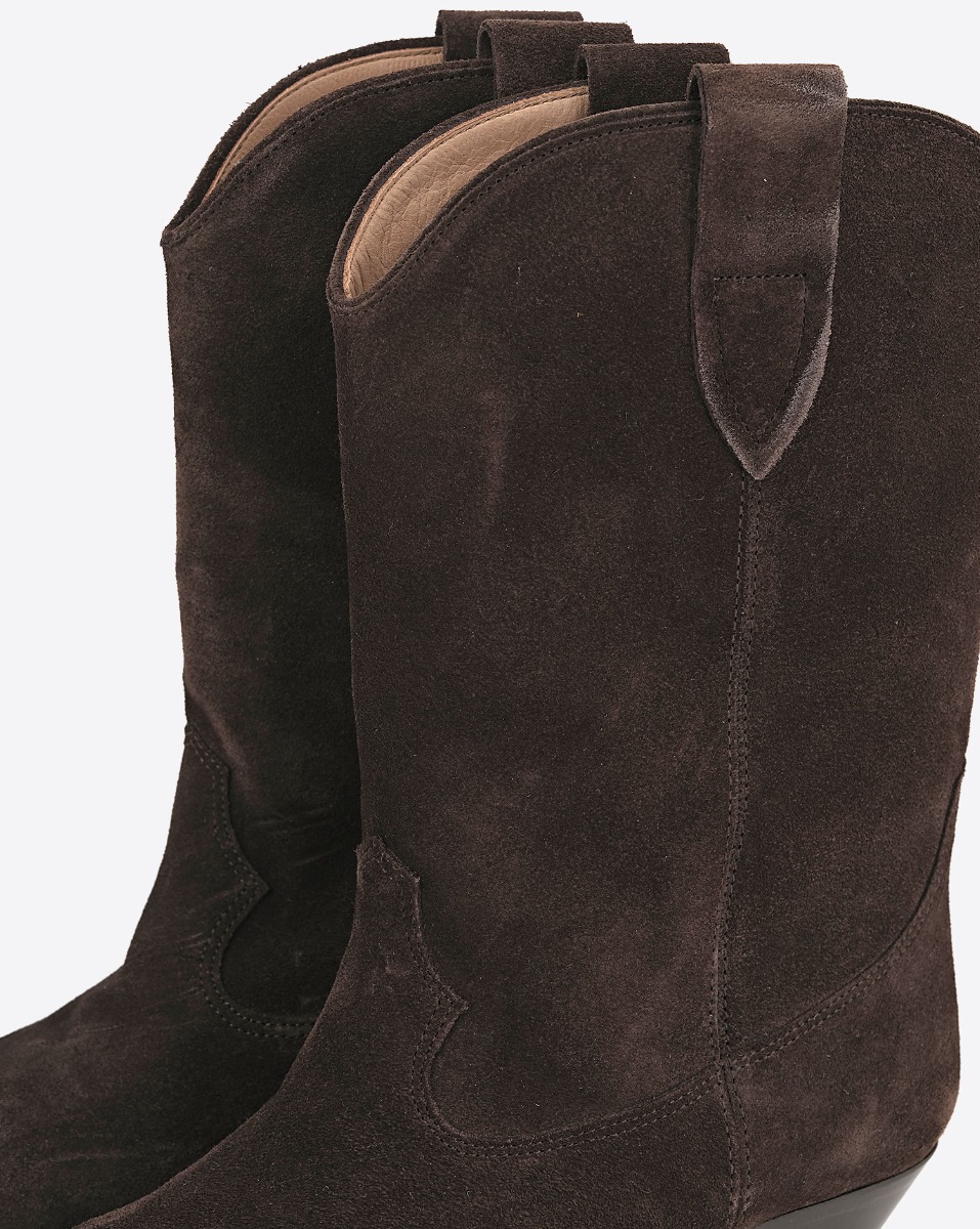 Bottes basses santiag Duerto en cuir suédé chocolat Isabel Marant. Détail des languettes sur les côtés.