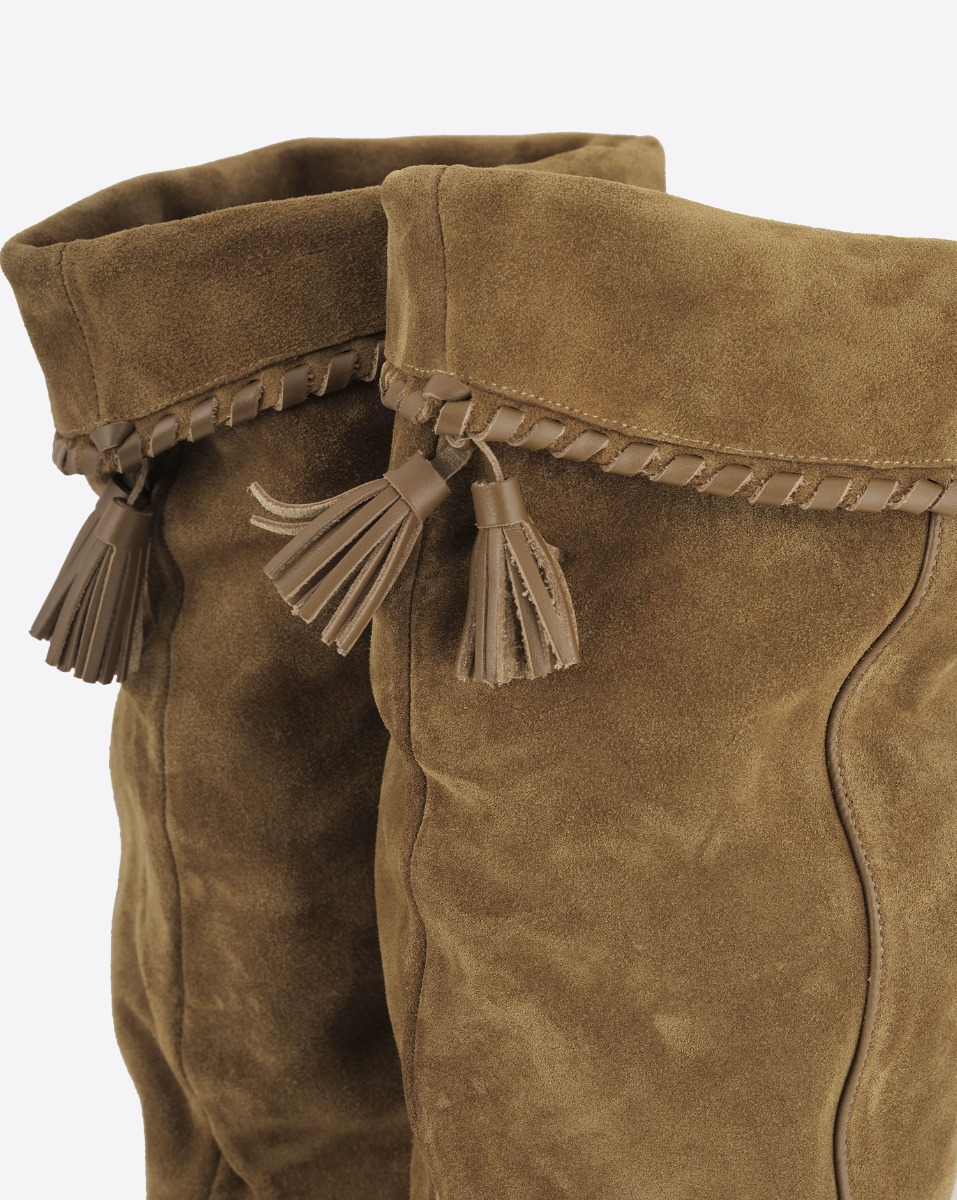 Bottes Elita Isabel Marant en cuir suédé drapé cognac. Détail des pompons sur le revers. 