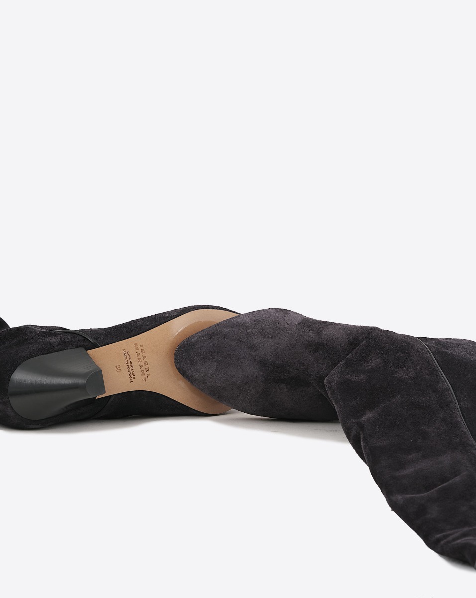 Bottes Elita Isabel Marant en cuir suédé drapé noir délavé. Détail semelles en cuir.