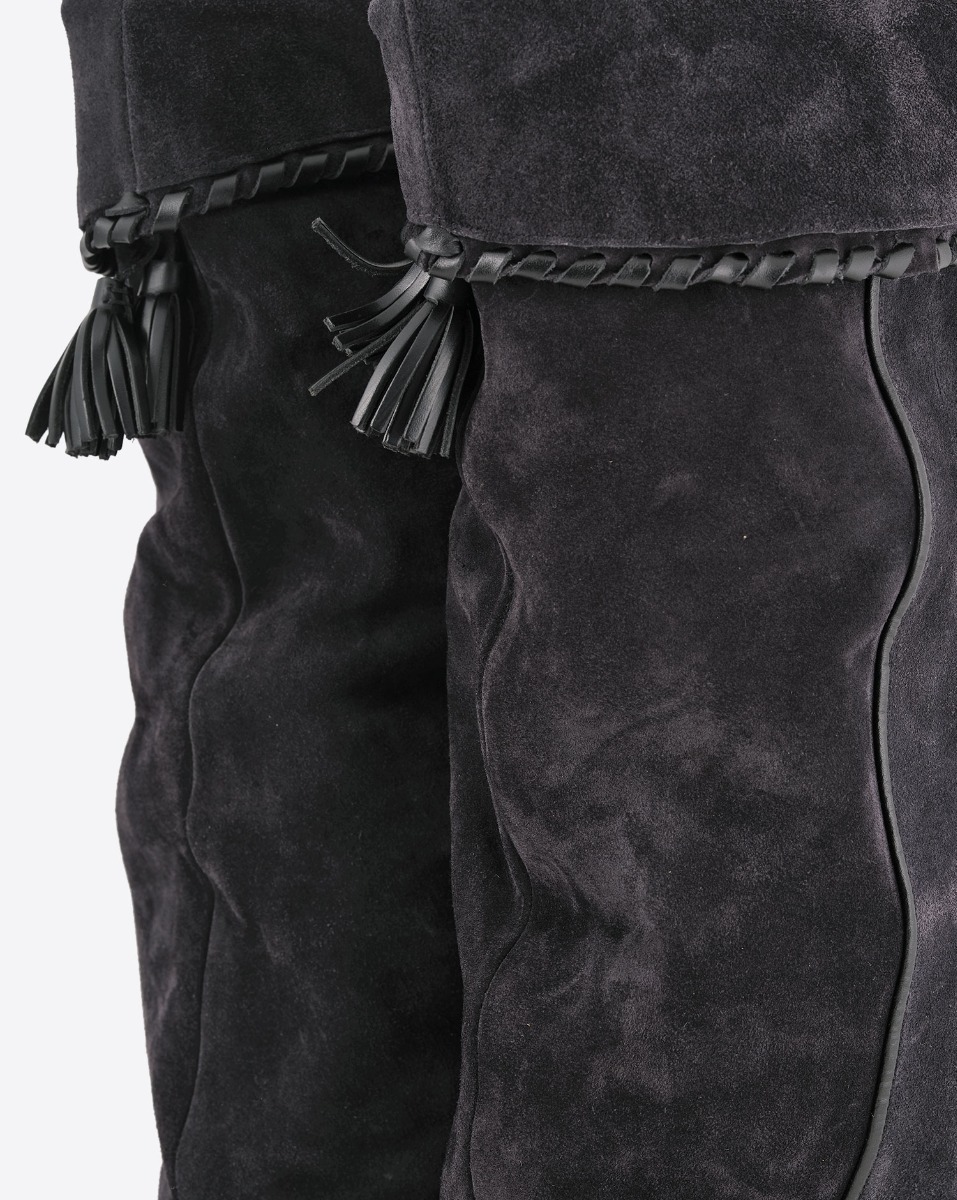 Bottes Elita Isabel Marant en cuir suédé drapé noir délavé. Détail revers avec pompons. 