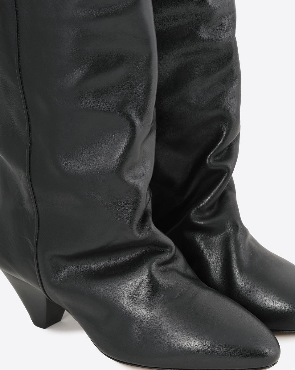 Bottes Elita Isabel Marant en cuir lisse noir. Détail du bout pointu et du talon conique.