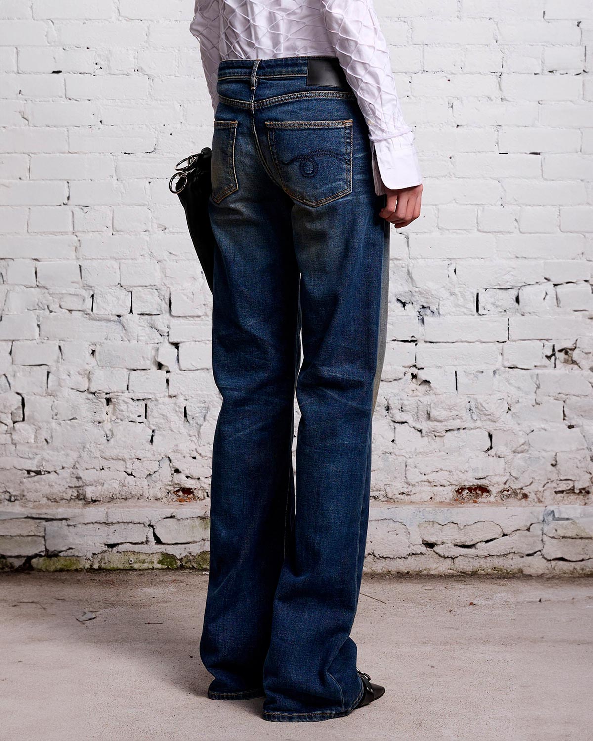 Jean Boy Flare taille basse évasé bleu délavé r13. Porté de dos.