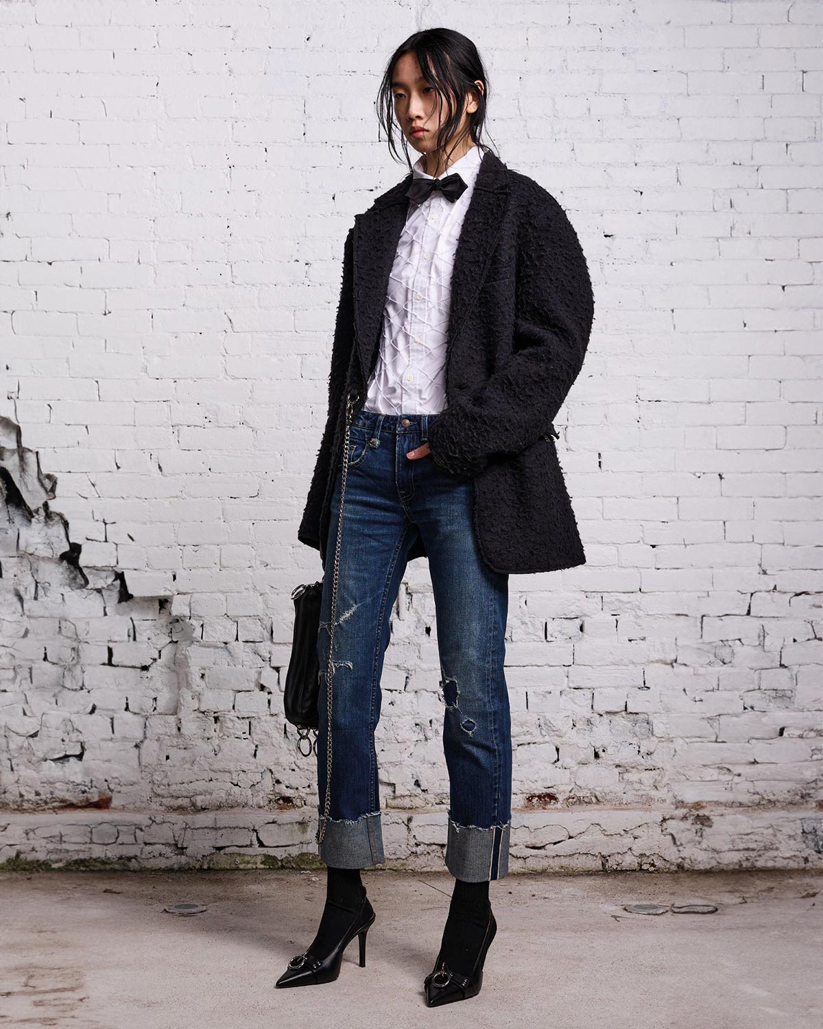 Jeans Boy Straight en denim bleu avec des accros rapiécés et un grand revers sur le bas de la jambe R13.